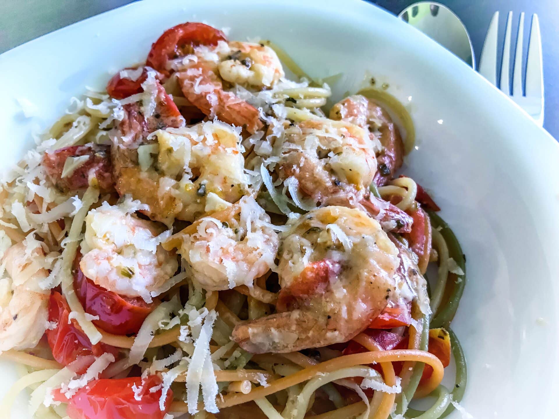 Makaron z krewetkami i pomidorkami koktajlowymi