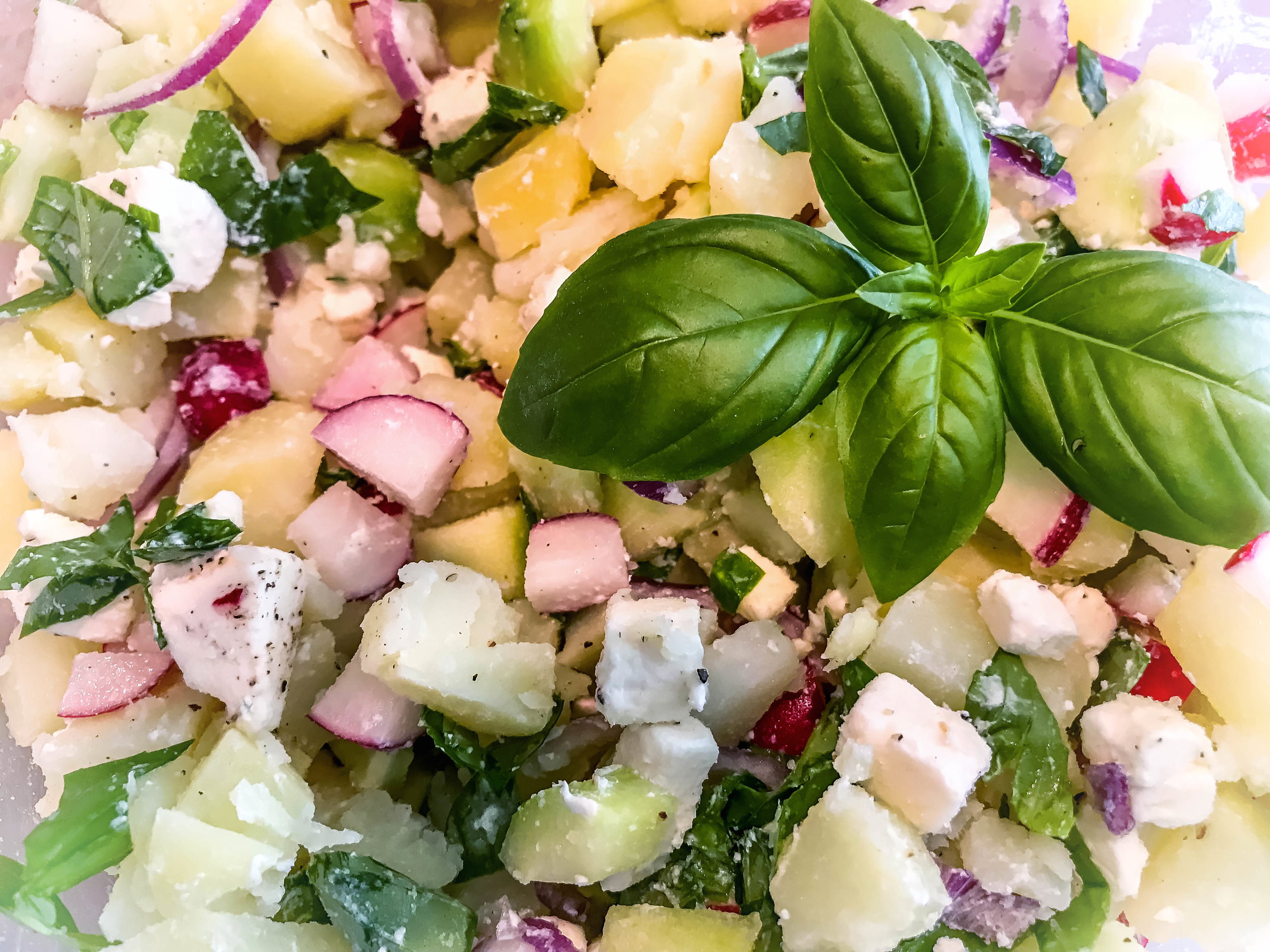 Sałatki na grilla - 10 sprawdzonych propozycji 8 Sałatka z rzodkiewką i bazylią - idealna na grilla