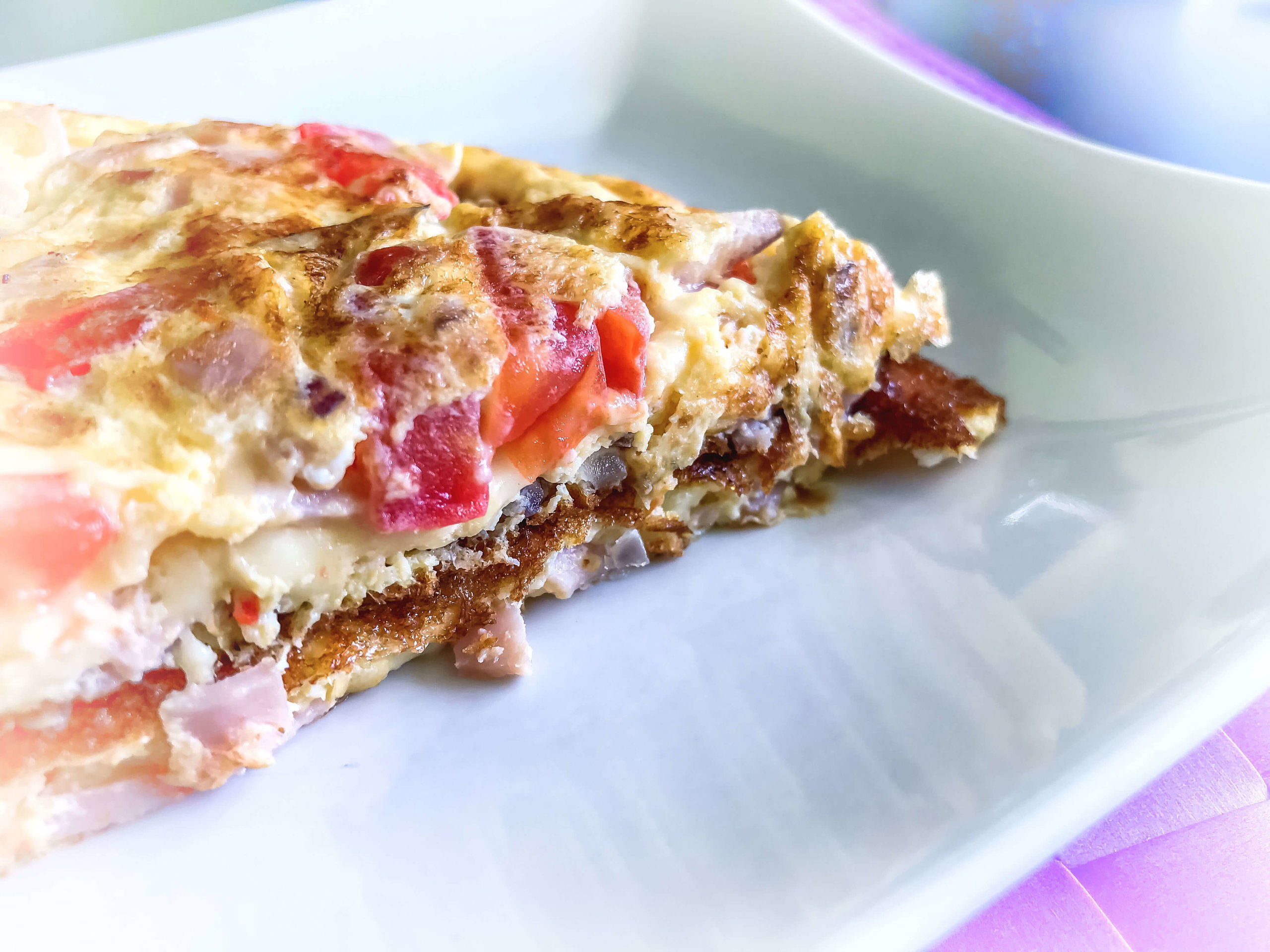 Omlet z szynką, serem i pomidorami