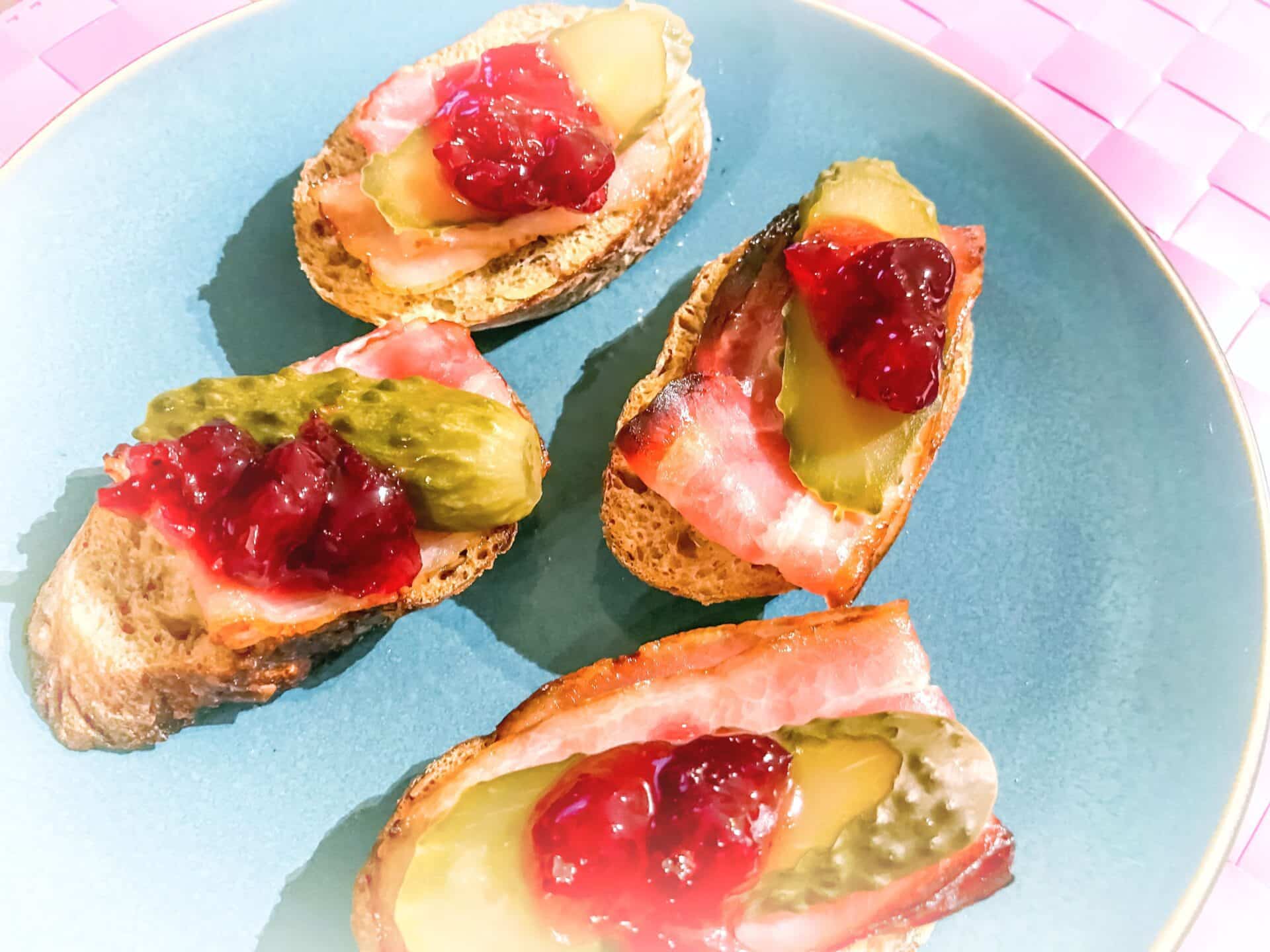 Domowe tapas z boczkiem i ogórkiem 1 Domowe tapas z boczkiem i ogórkiem