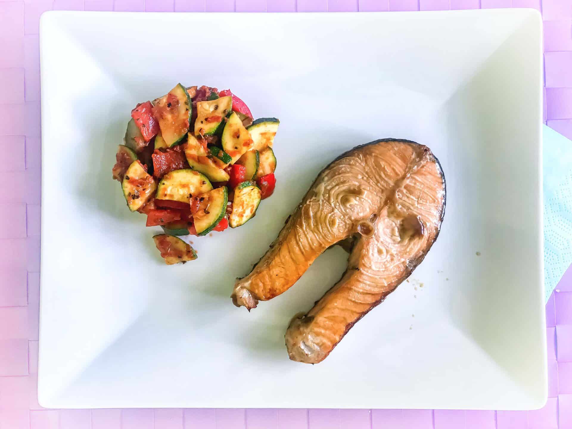 Łosoś z warzywnym ratatouille