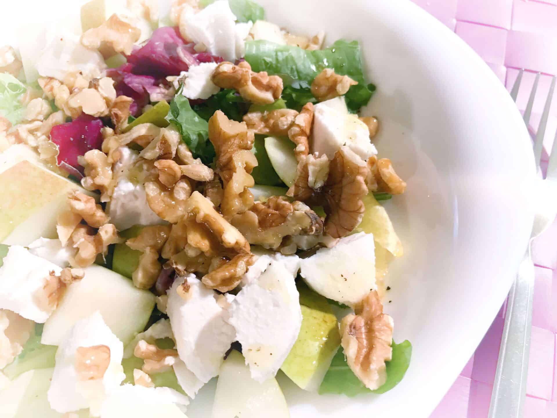 Sałatka z gruszką i kozim serem