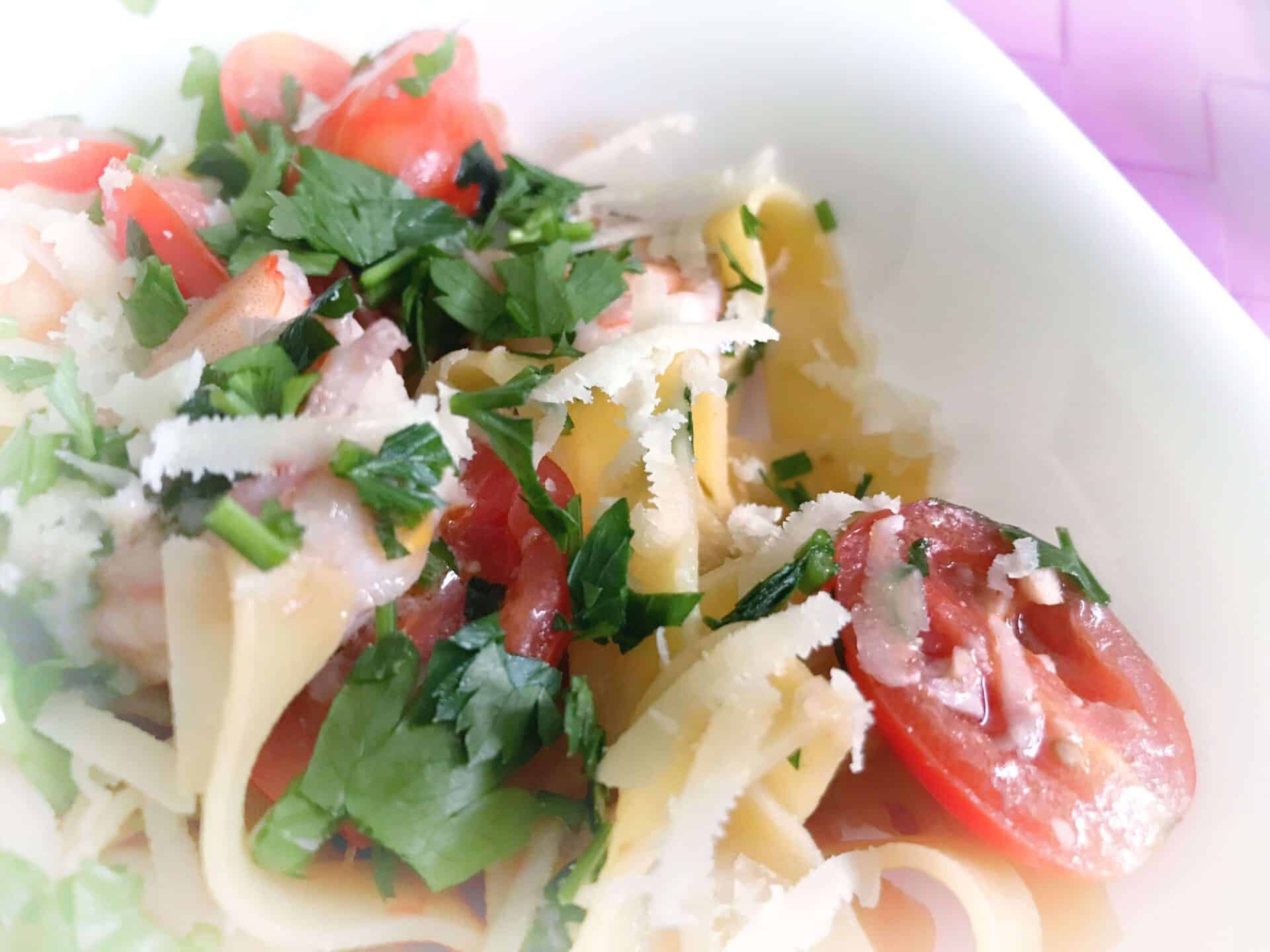 Tagliatelle z krewetkami i pomidorkami
