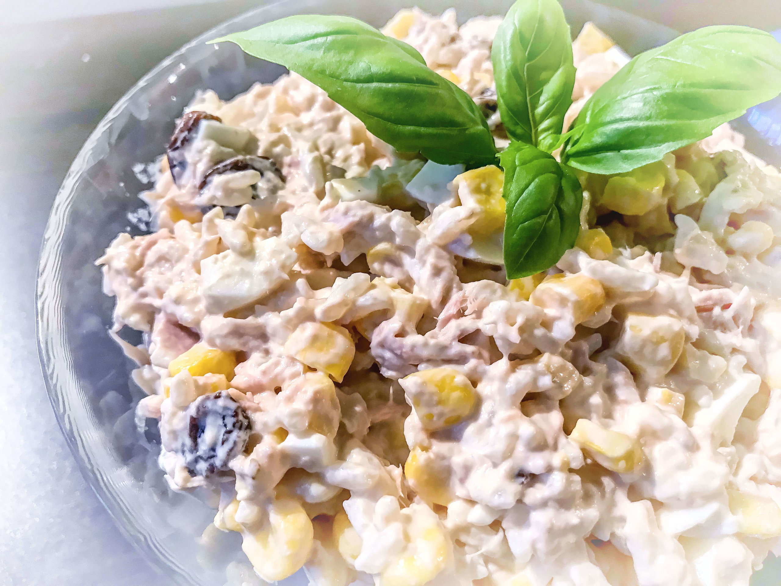 Sałatka z tuńczykiem i rodzynkami 2 Sałatka z tuńczykiem i rodzynkami