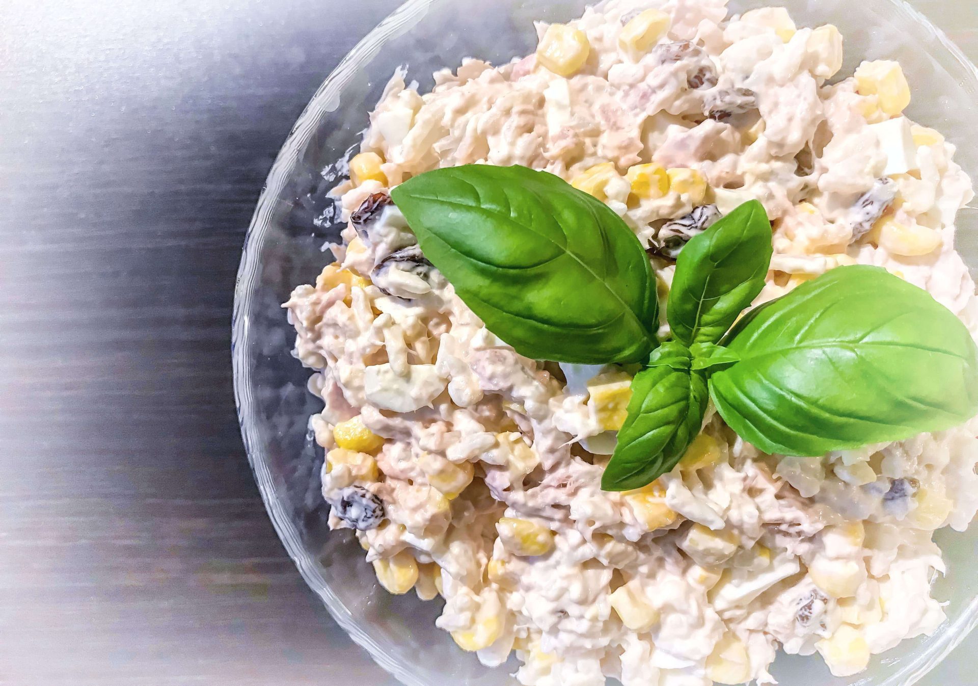 Sałatka z tuńczykiem i rodzynkami 1 Sałatka z tuńczykiem i rodzynkami