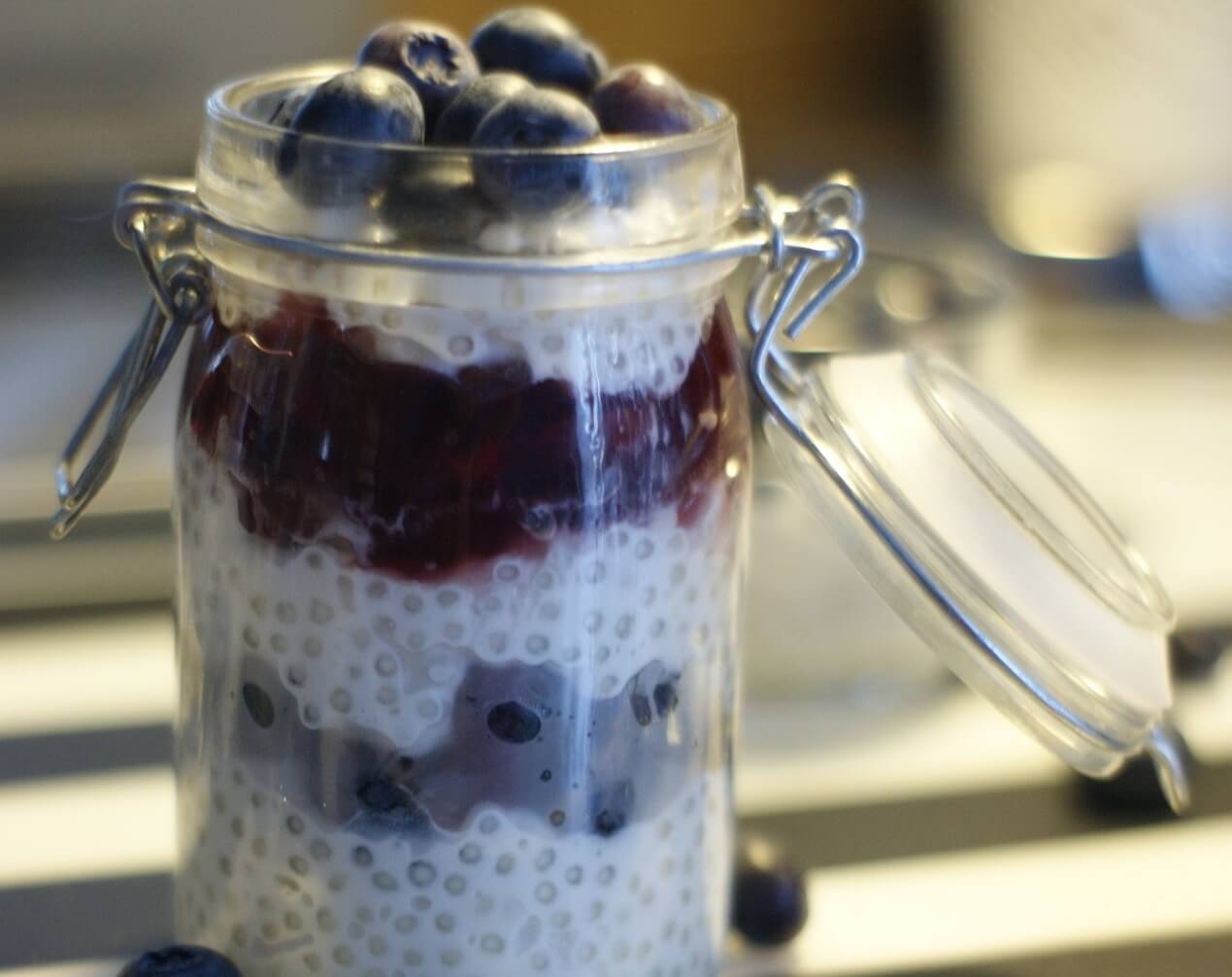 Pudding chia z dżemem wiśniowym i borówką amerykańską