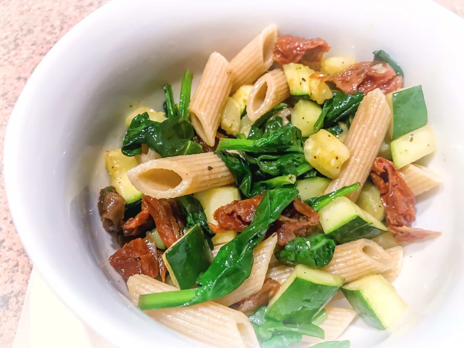 Makaron ze szpinakiem, suszonymi pomidorami i cukinią