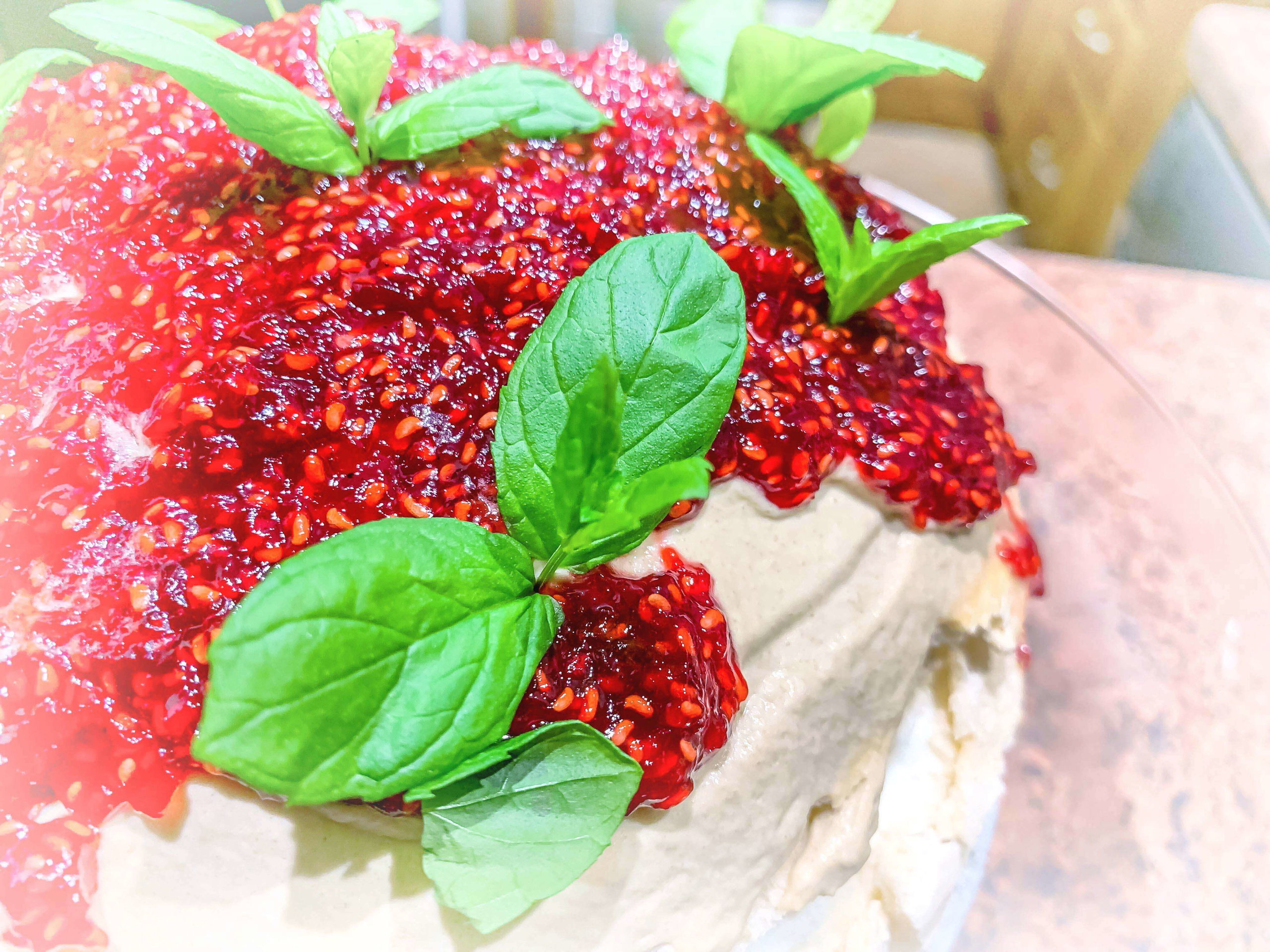 Ciasta na komunię - 10 sprawdzonych przepisów 10 Beza Pavlova z kremem i malinami