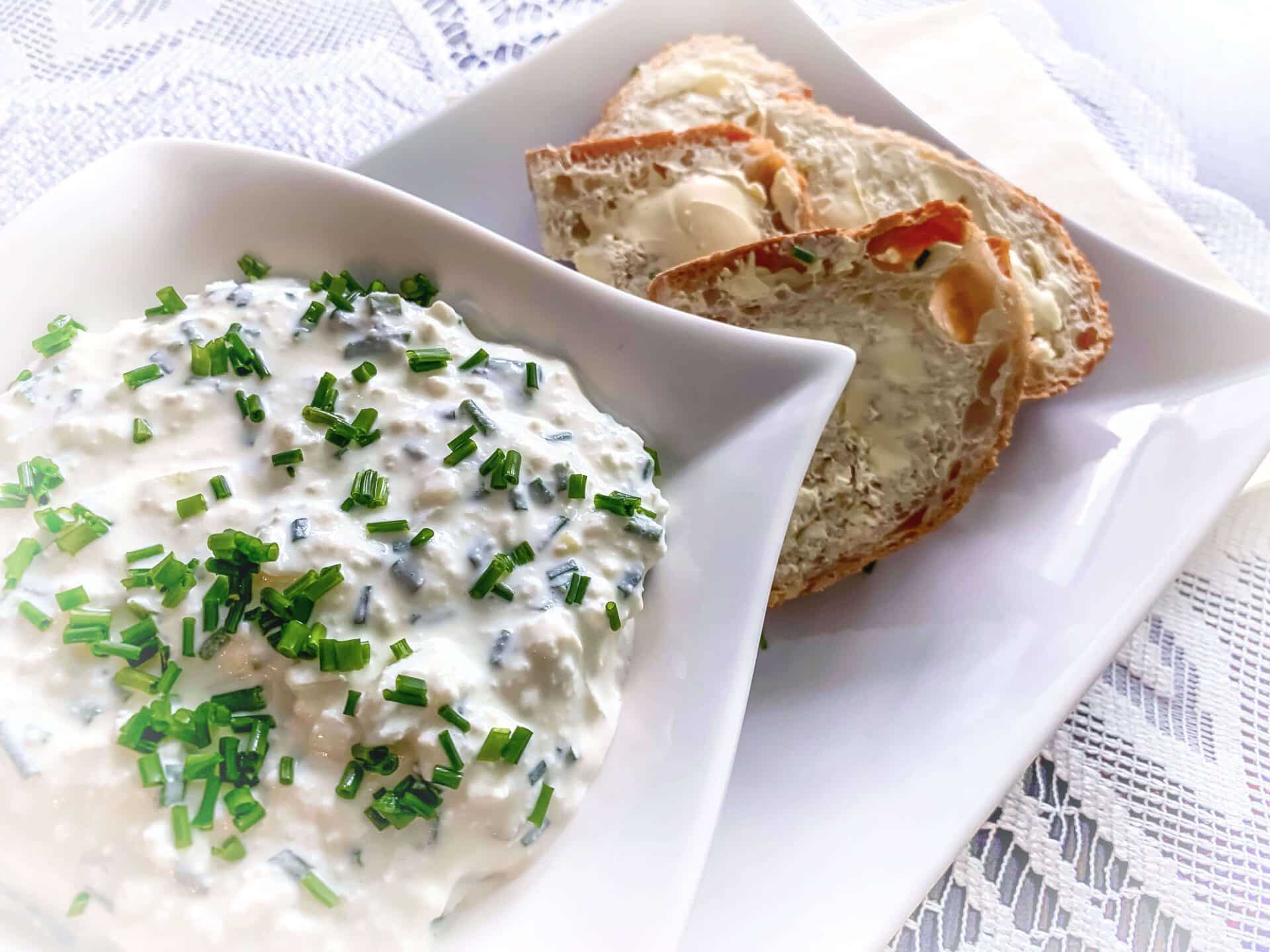 Twarożek z cebulką i szczypiorkiem