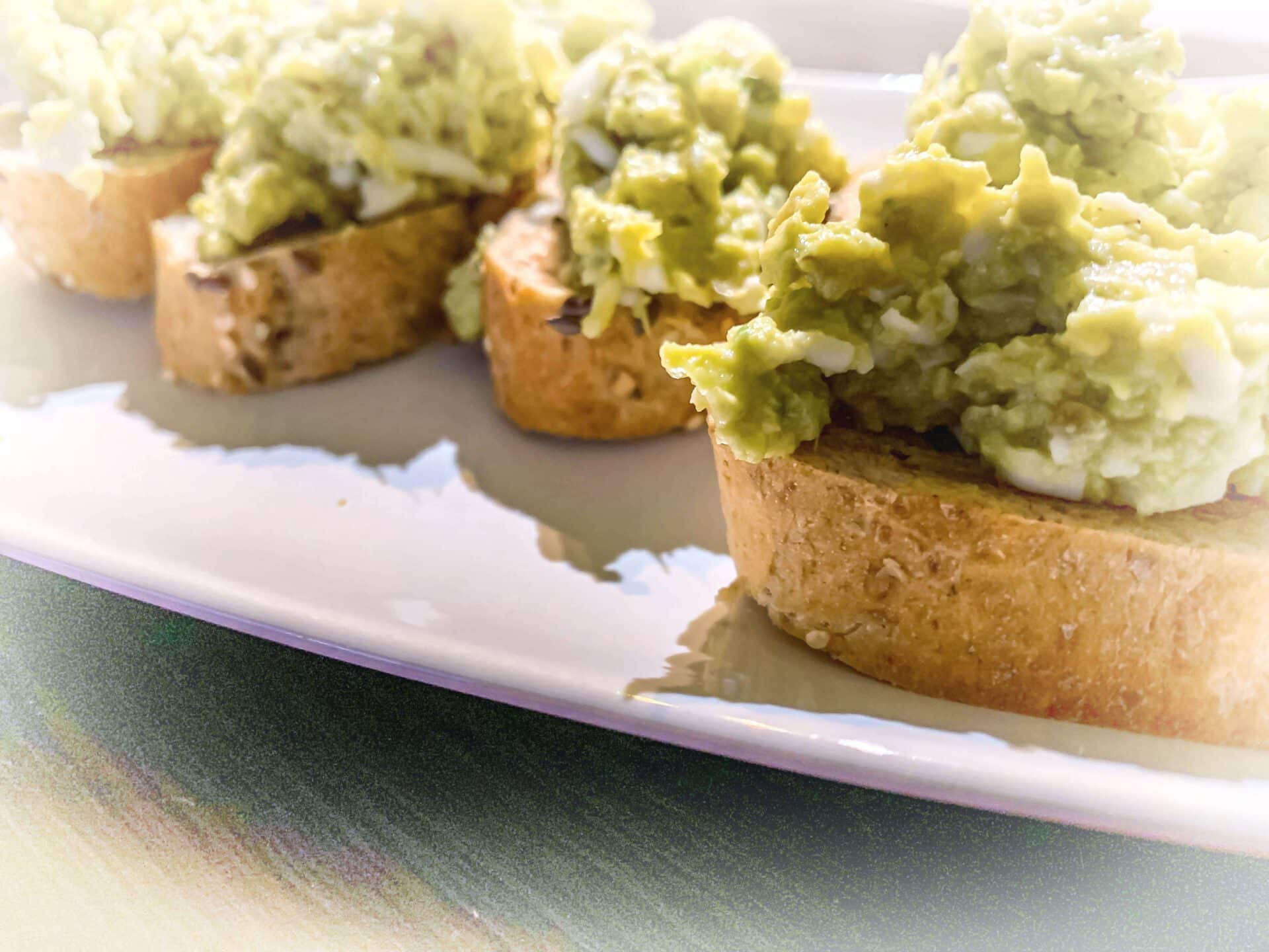 Dietetyczna pasta z awokado i jajka