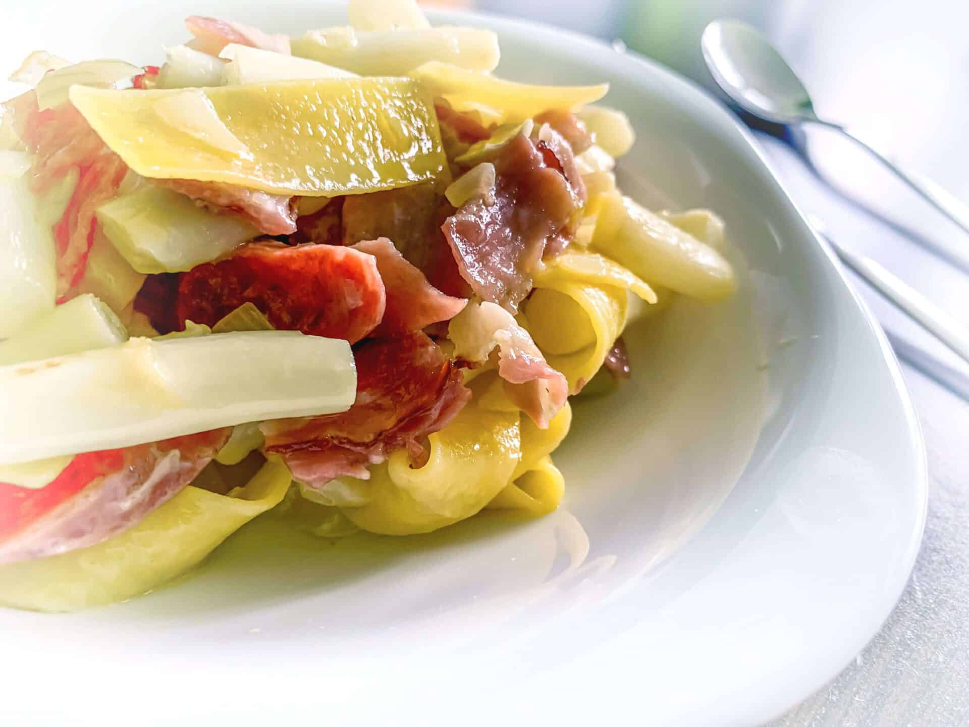 Papardelle ze szparagami i szynką dojrzewającą