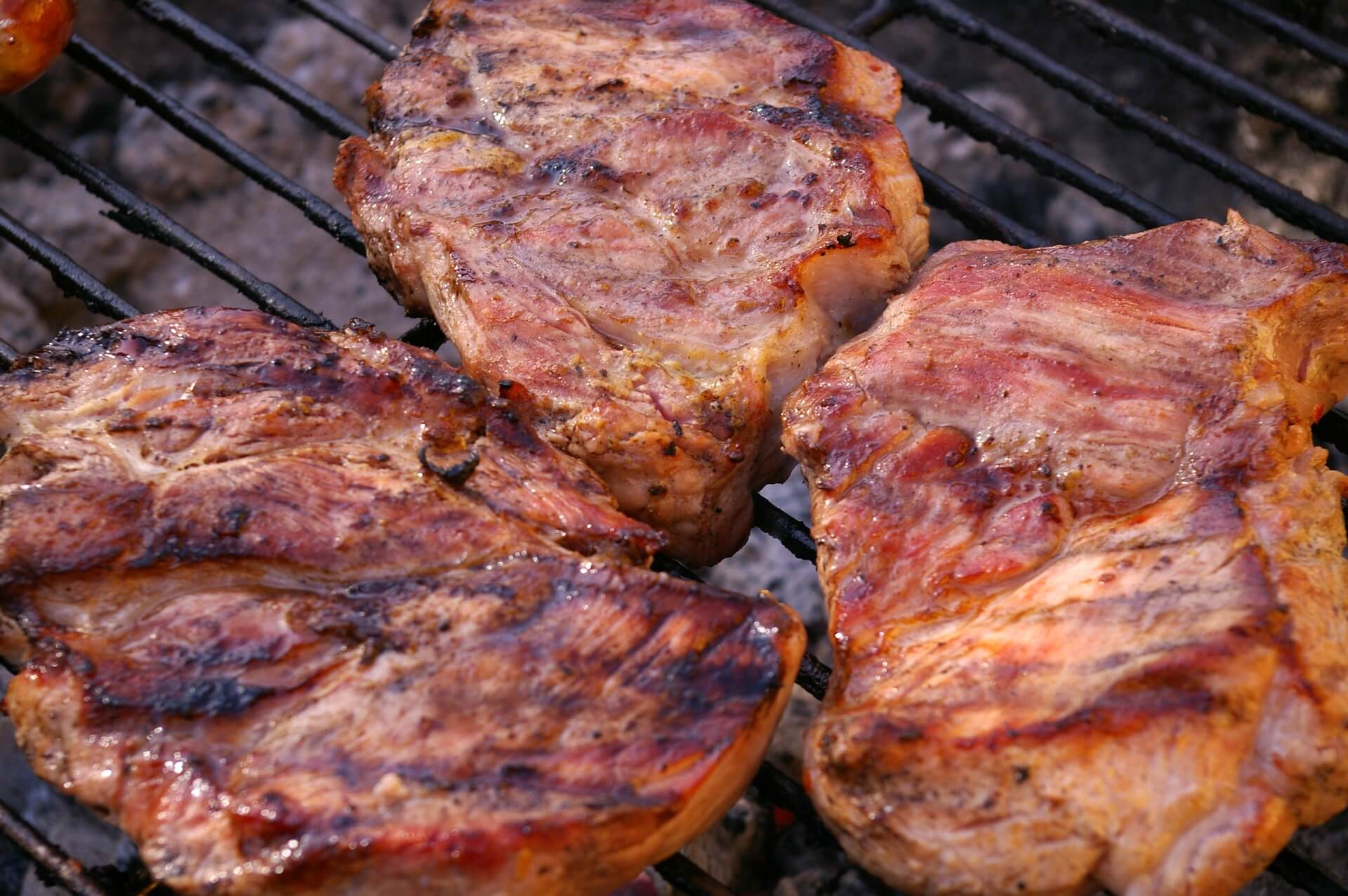 Klasyczna karkówka z grilla to zaraz po kurczaku jedno z najbardziej popularnych dań przygotowywanych na grillu.