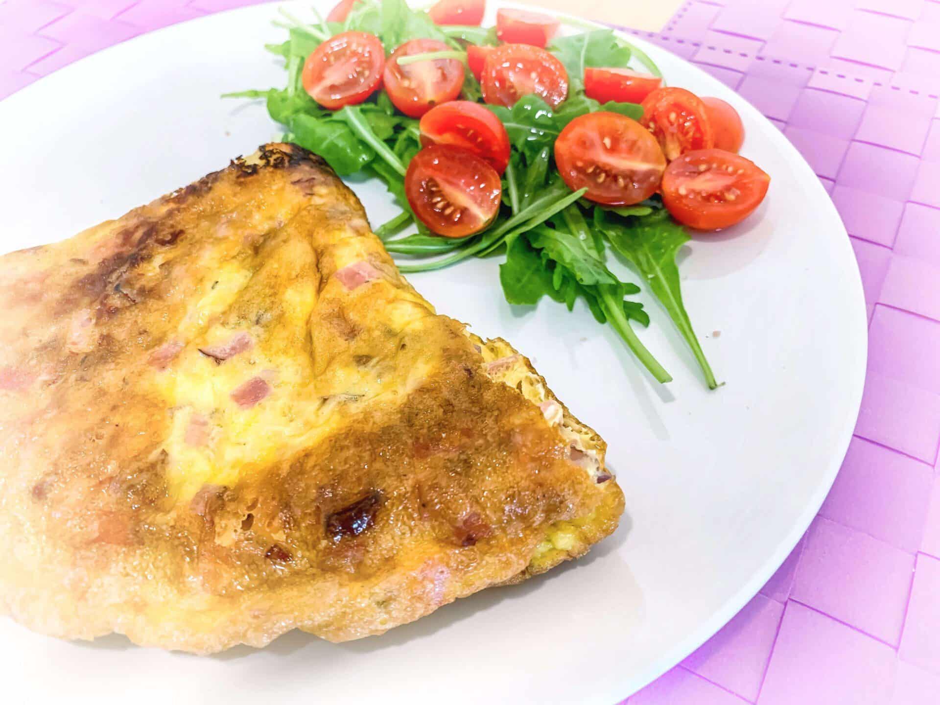 Omlet z szynką, serem żółtym z sałatką z rukoli