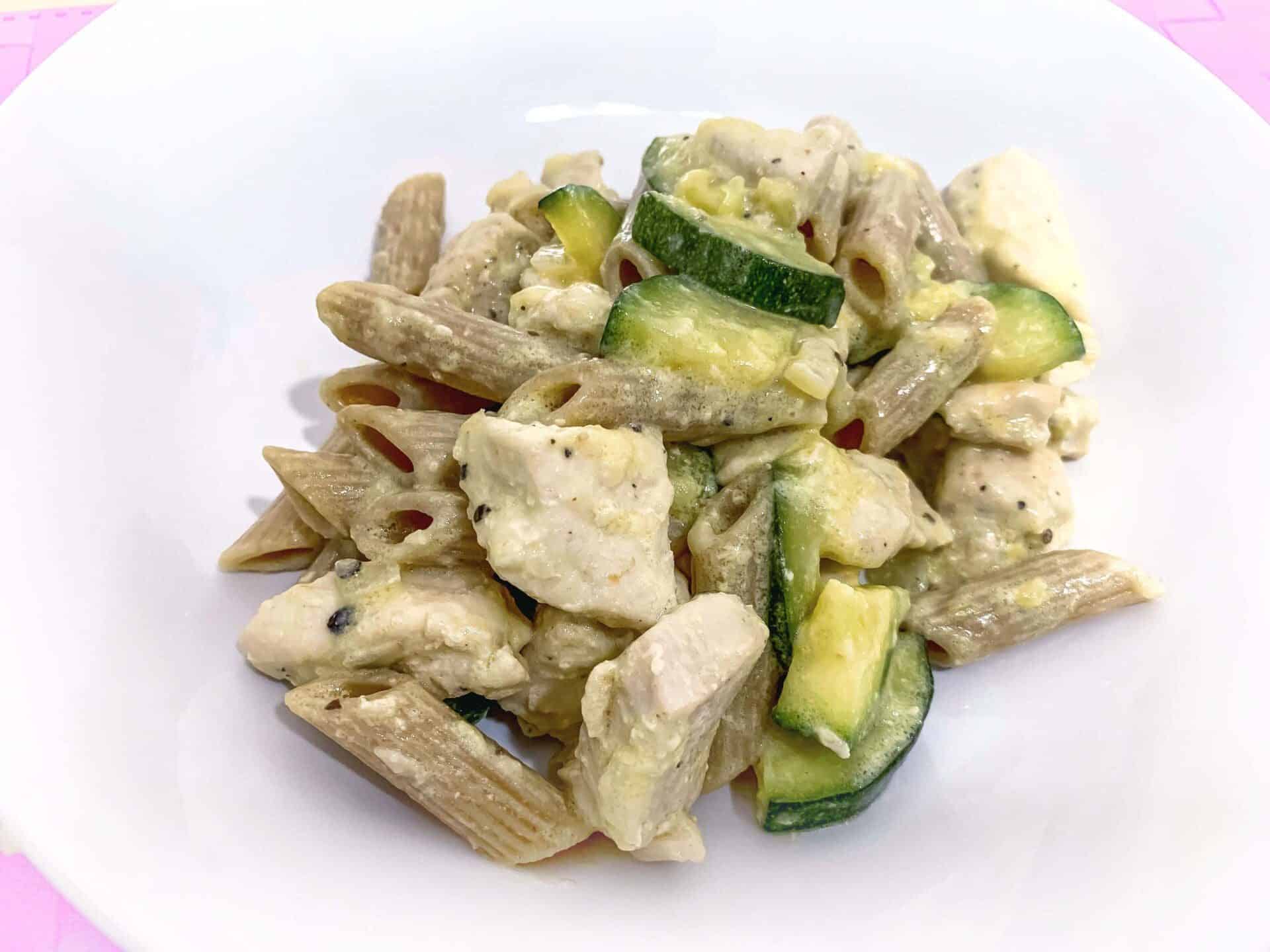 Makaron razowy z cukinią i kurczakiem