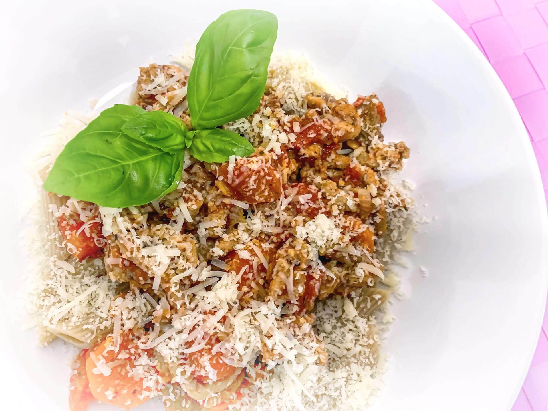 Makaron z mięsem mielonym i pomidorami