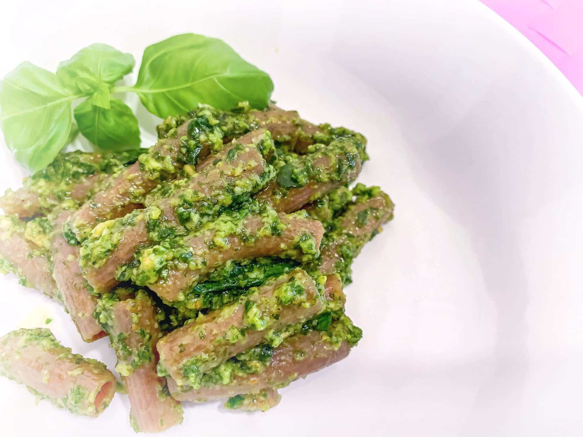 Makaron razowy z pesto bazyliowym