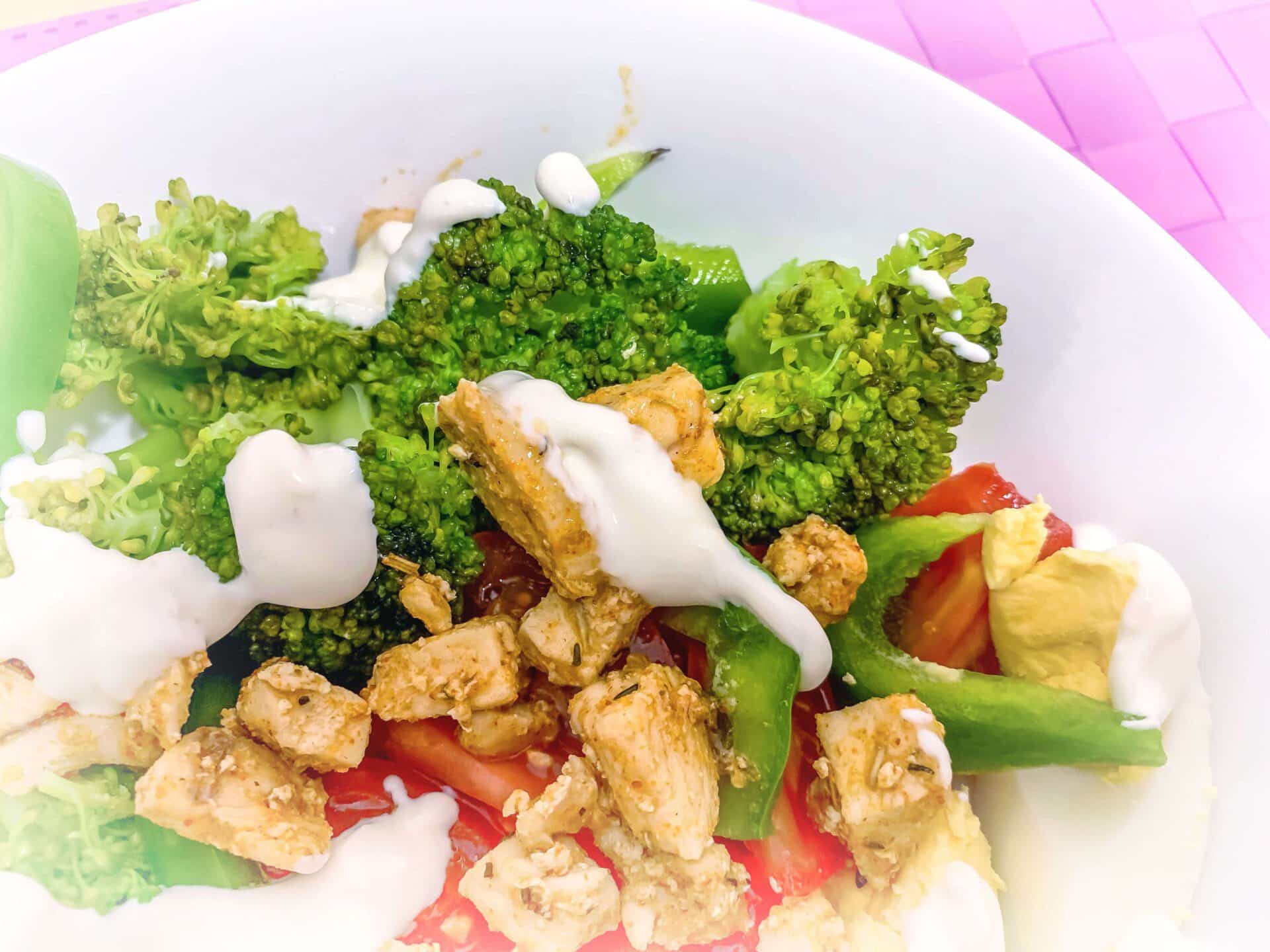 Sałatka z brokułem i jajkiem