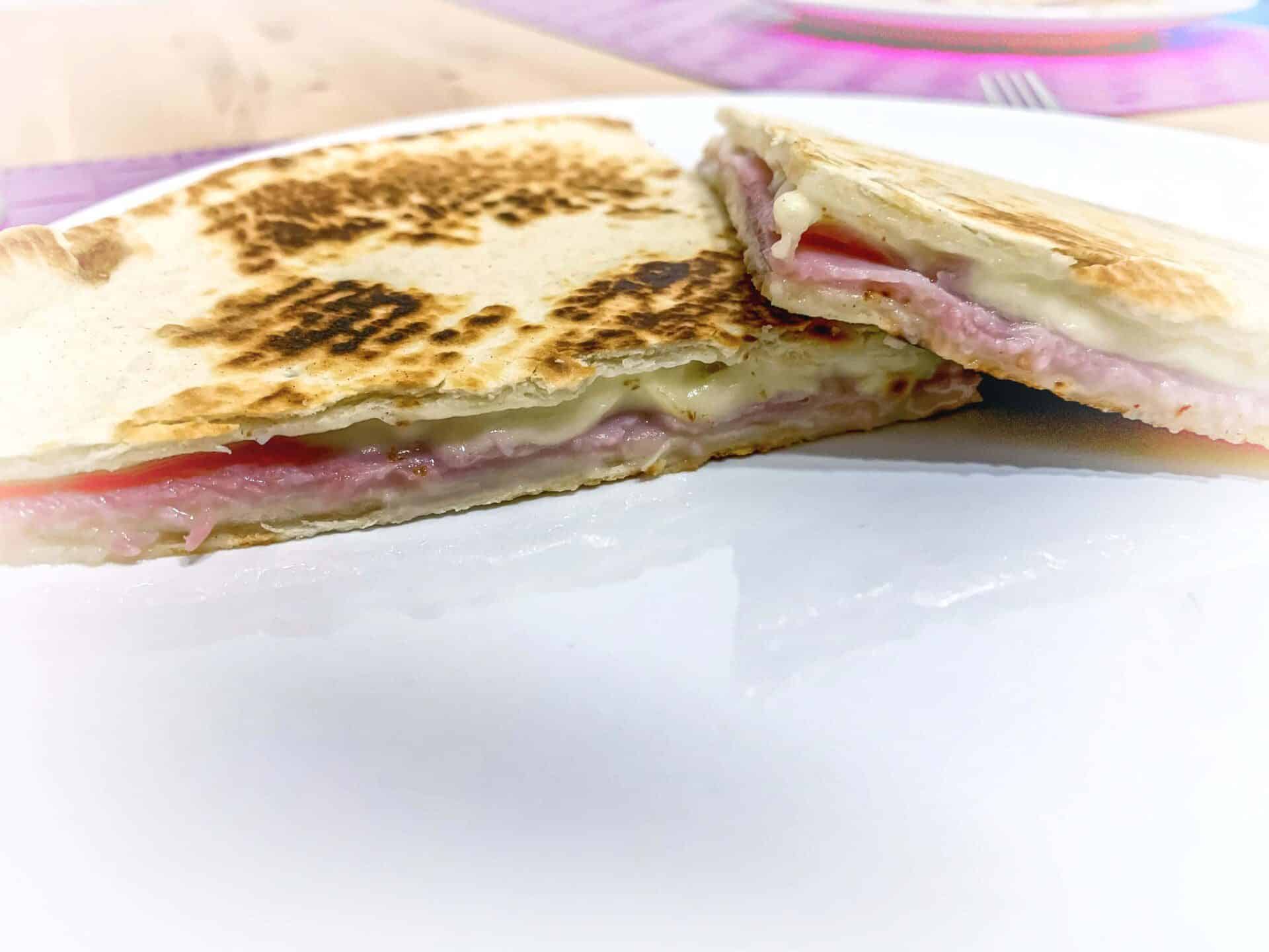 Piadina z szynką i mozzarellą