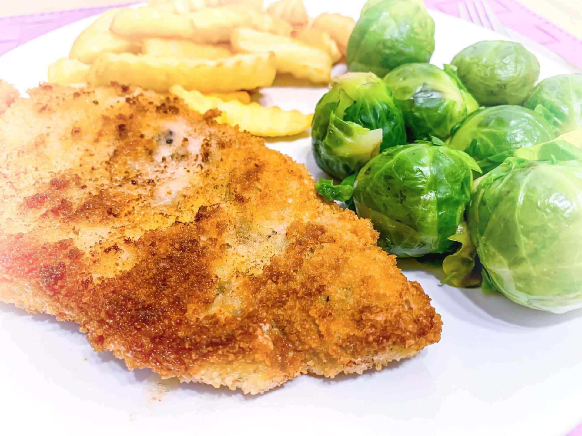 Kotlet schabowy z frytkami i brukselką