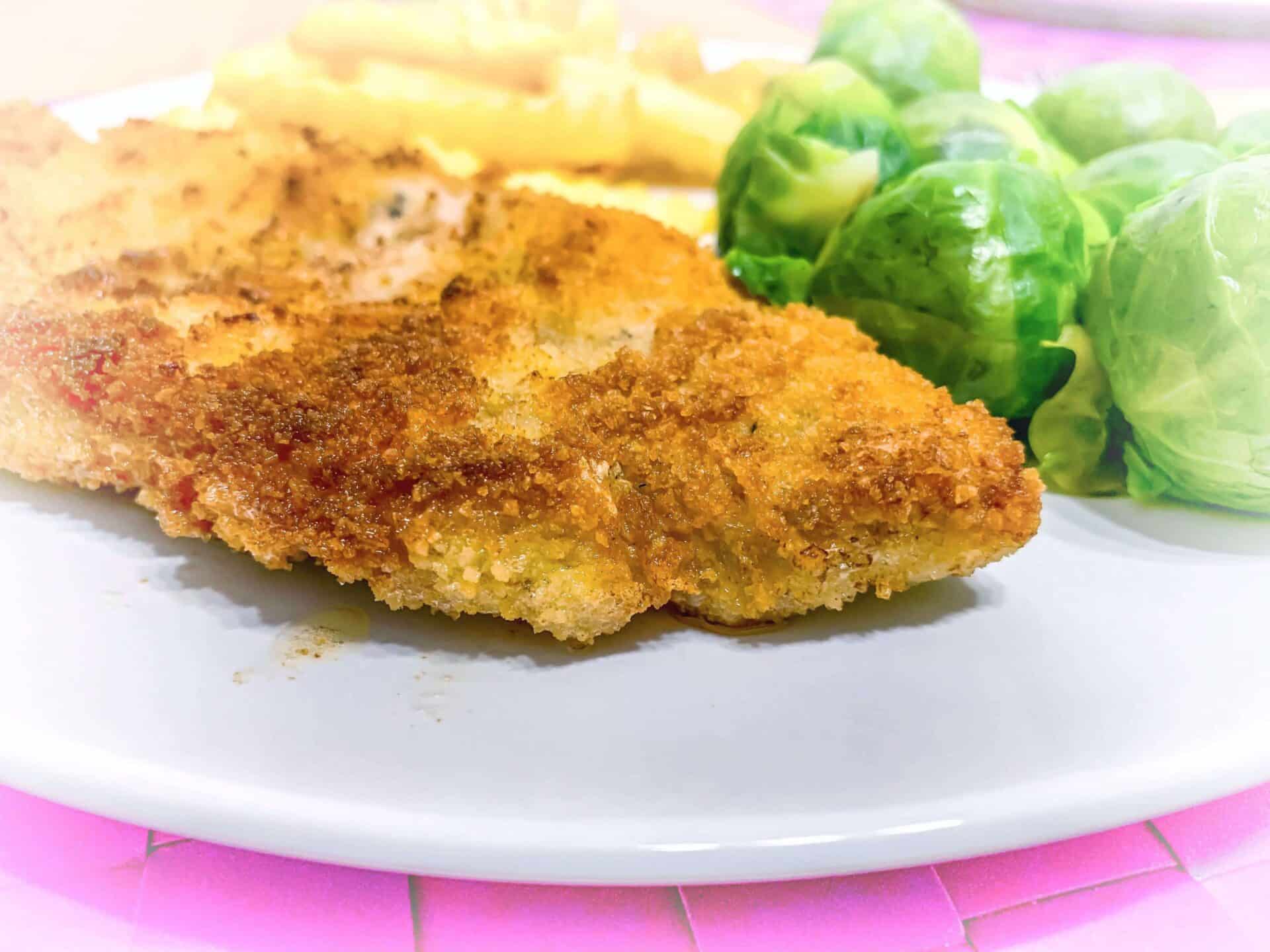 Kotlet schabowy z frytkami i brukselką