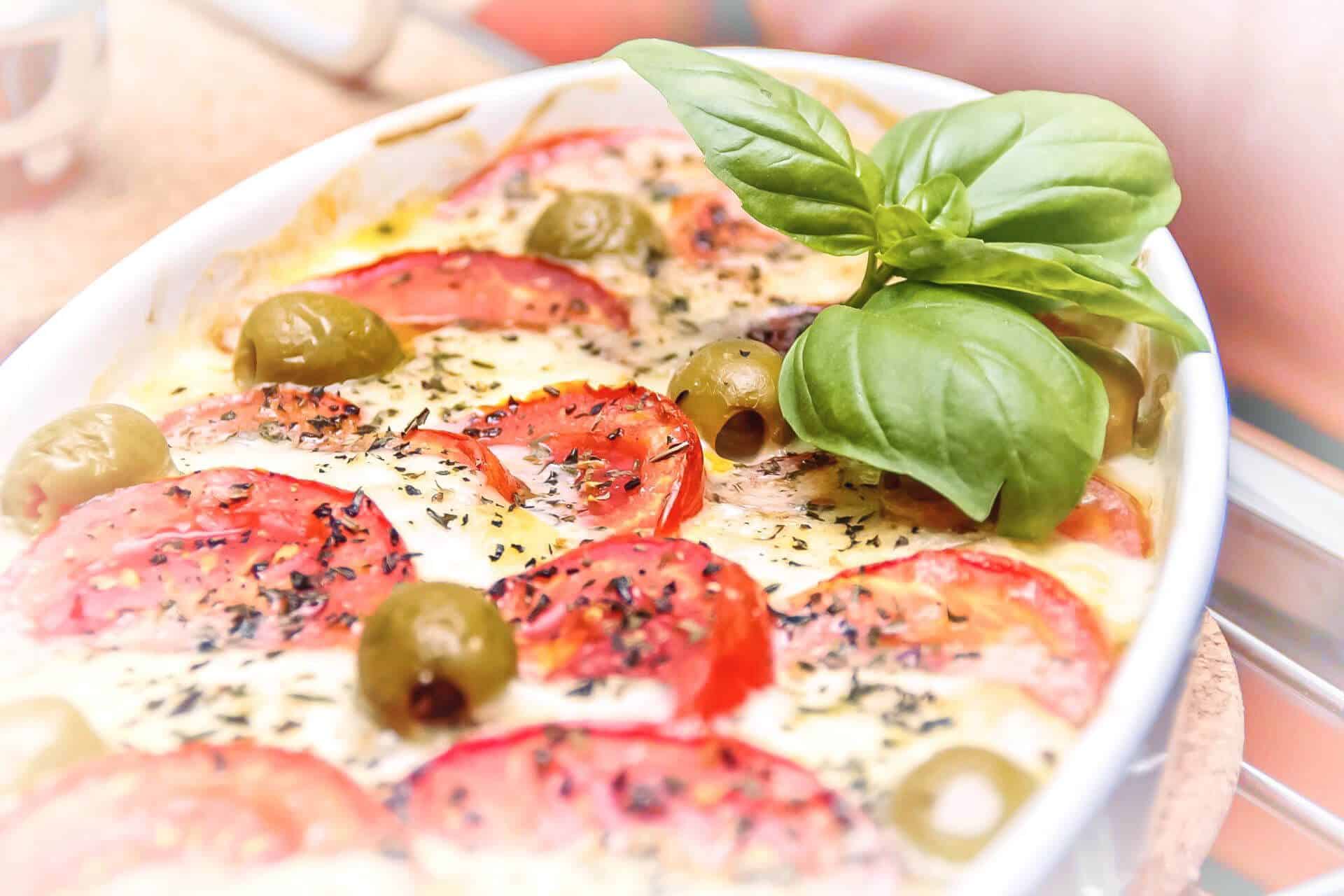 Przekąski na sylwestra 18 Zapiekane pomidory z mozzarellą