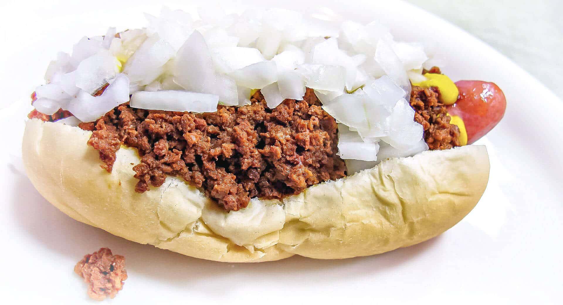 Hot-dog z mięsem mielonym i cebula