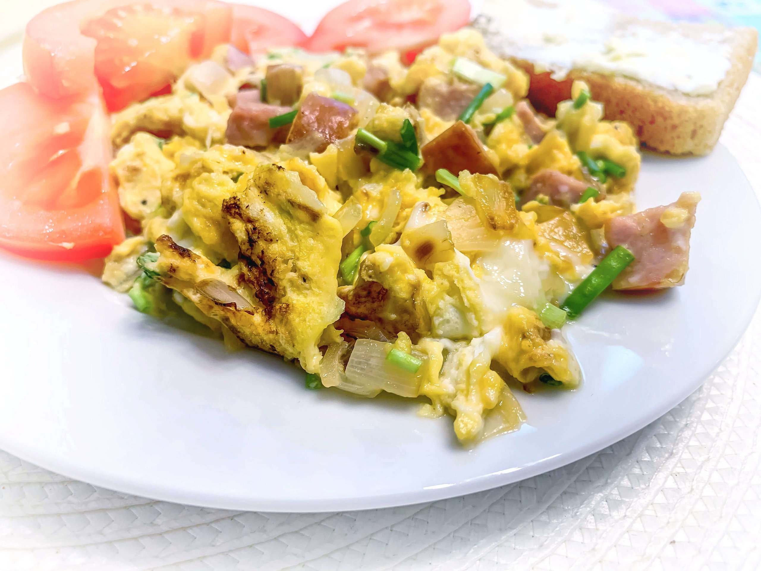 Jajecznica z kiełbasą, szczypiorkiem i smażone pomidory