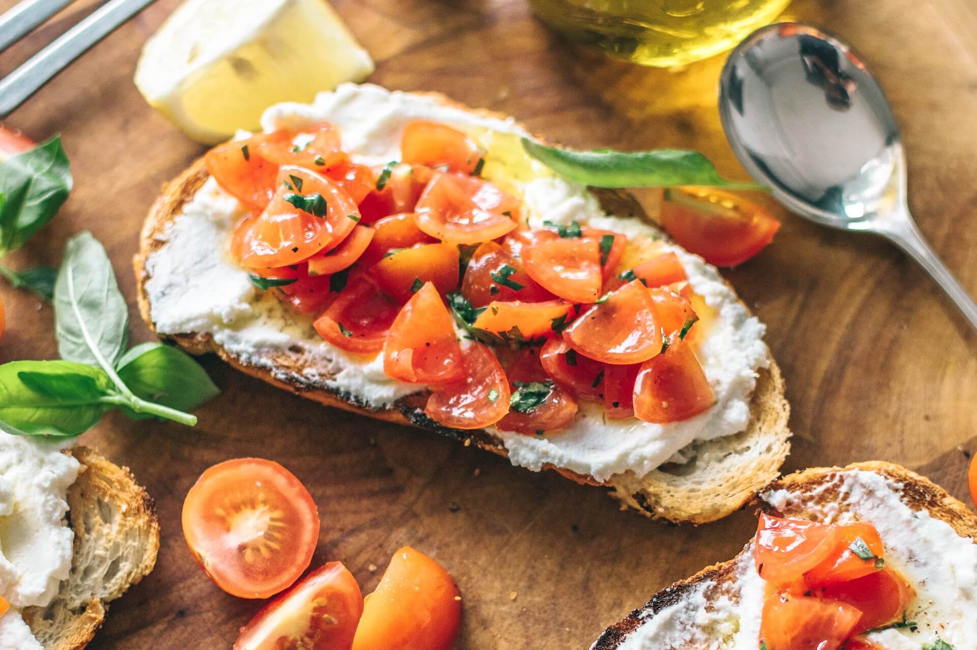 Kanapka z serkiem i sałatką z pomidorów 1 Kanapka z serkiem i sałatką z pomidorów