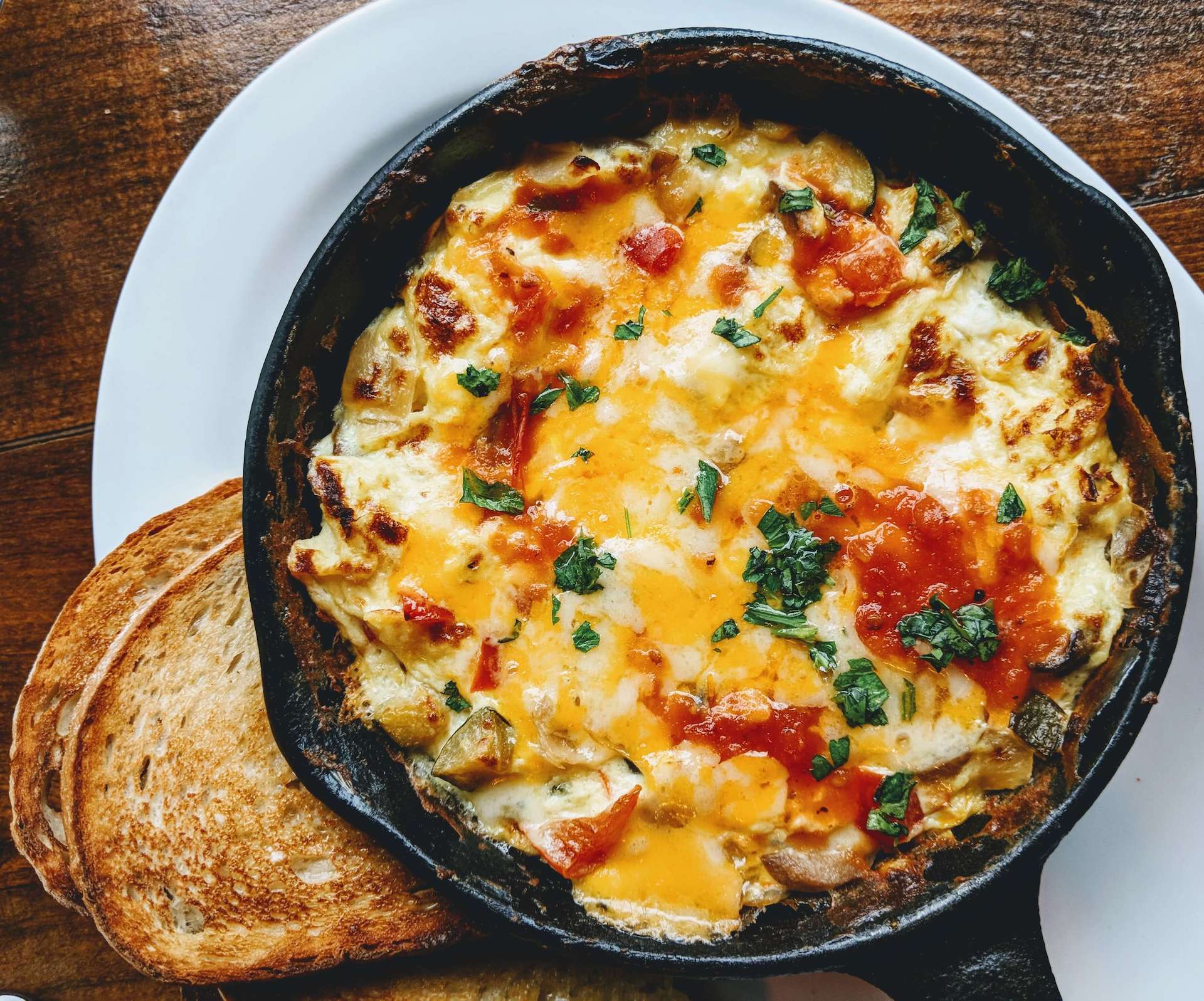 Omlet z pomidorami i cukinią