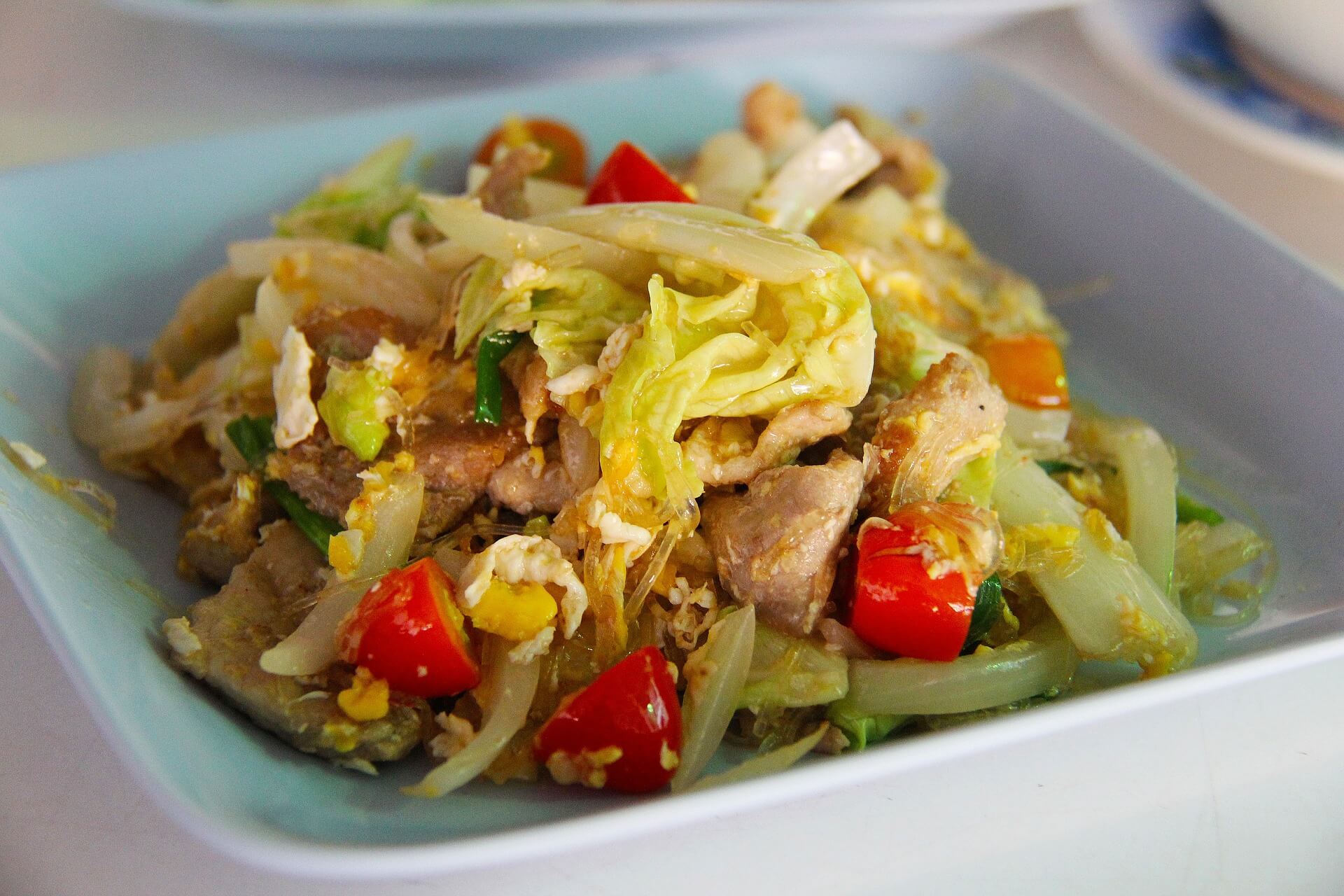 Pad Thai z kurczakiem i kapustą