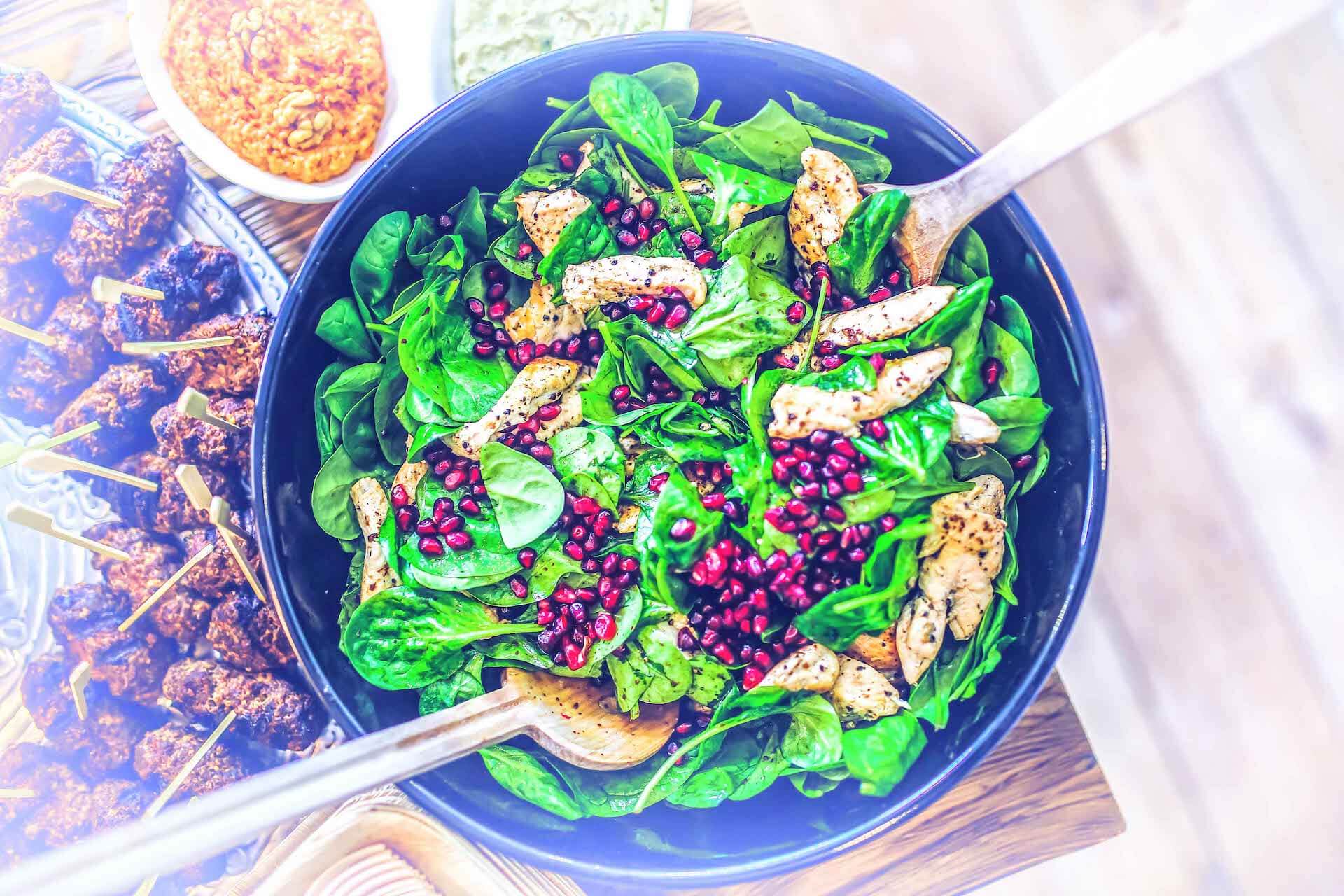 Sałatka ze szpinakiem i grillowanym kurczakiem