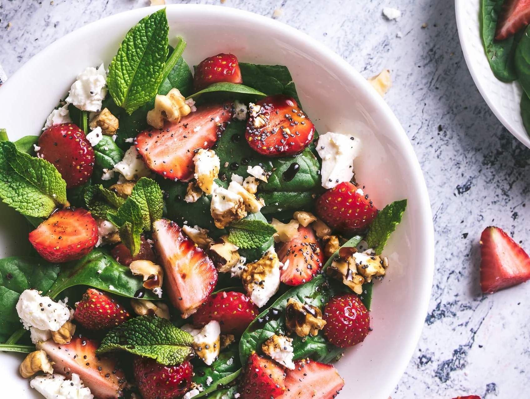 Sałatka ze szpinakiem i truskawkami