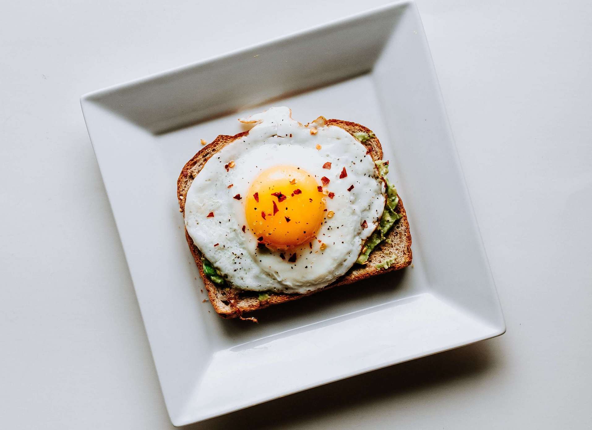 Tost z awokado i jajkiem sadzonym 1 Tost z awokado i jajkiem sadzonym