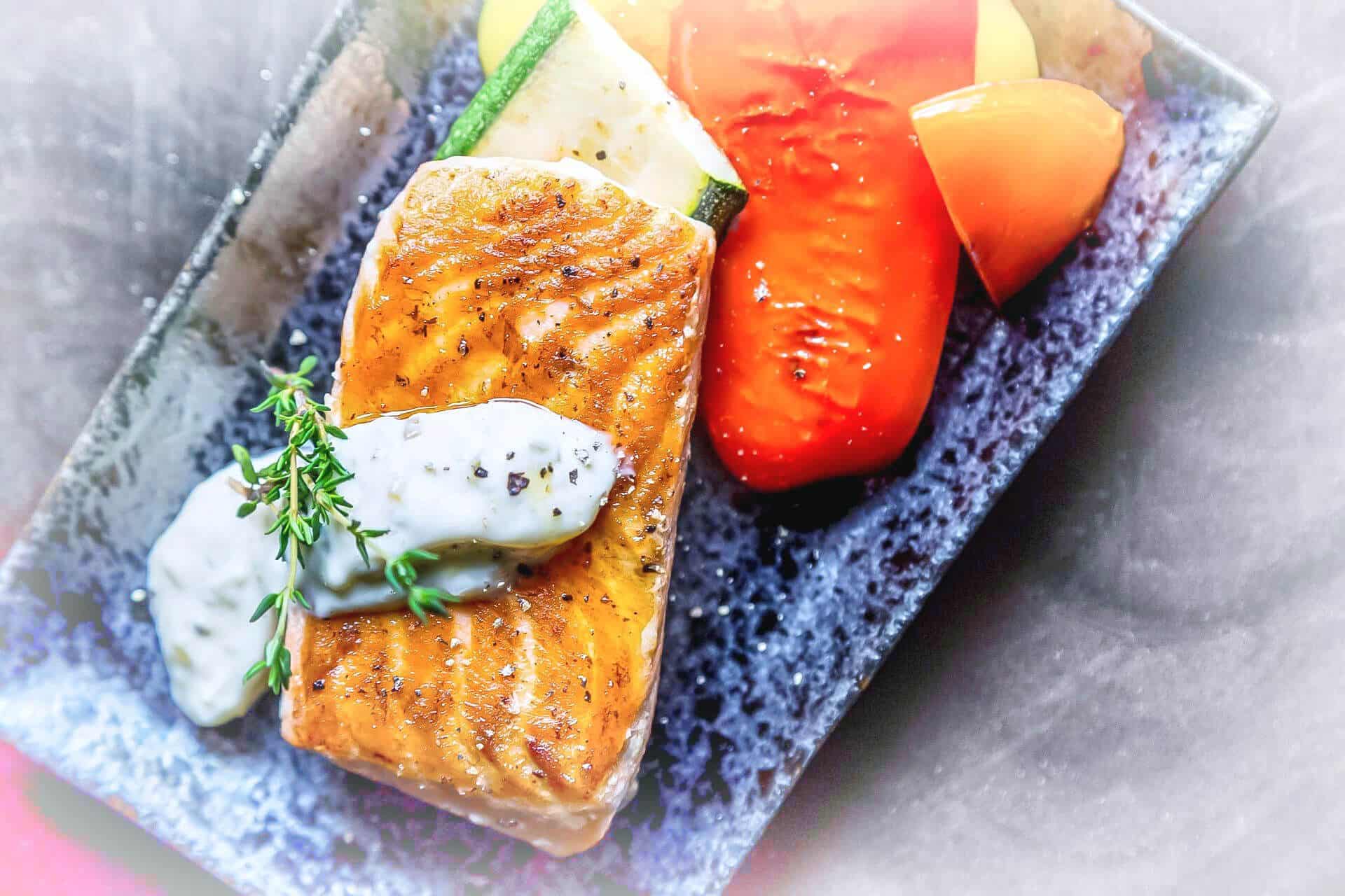 Pieczony łosoś z sosem chrzanowym i pieczonymi warzywami