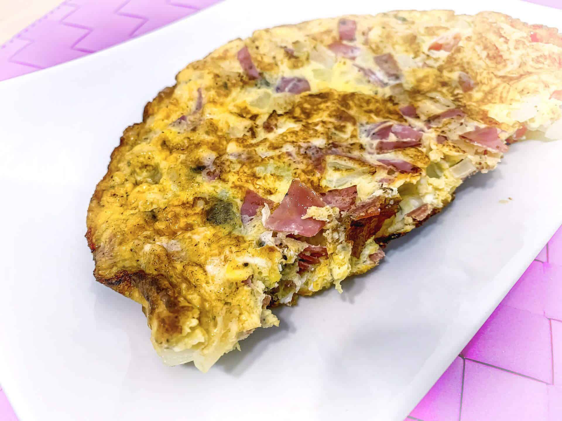 Omlet z szynką, pomidorami i cebulą