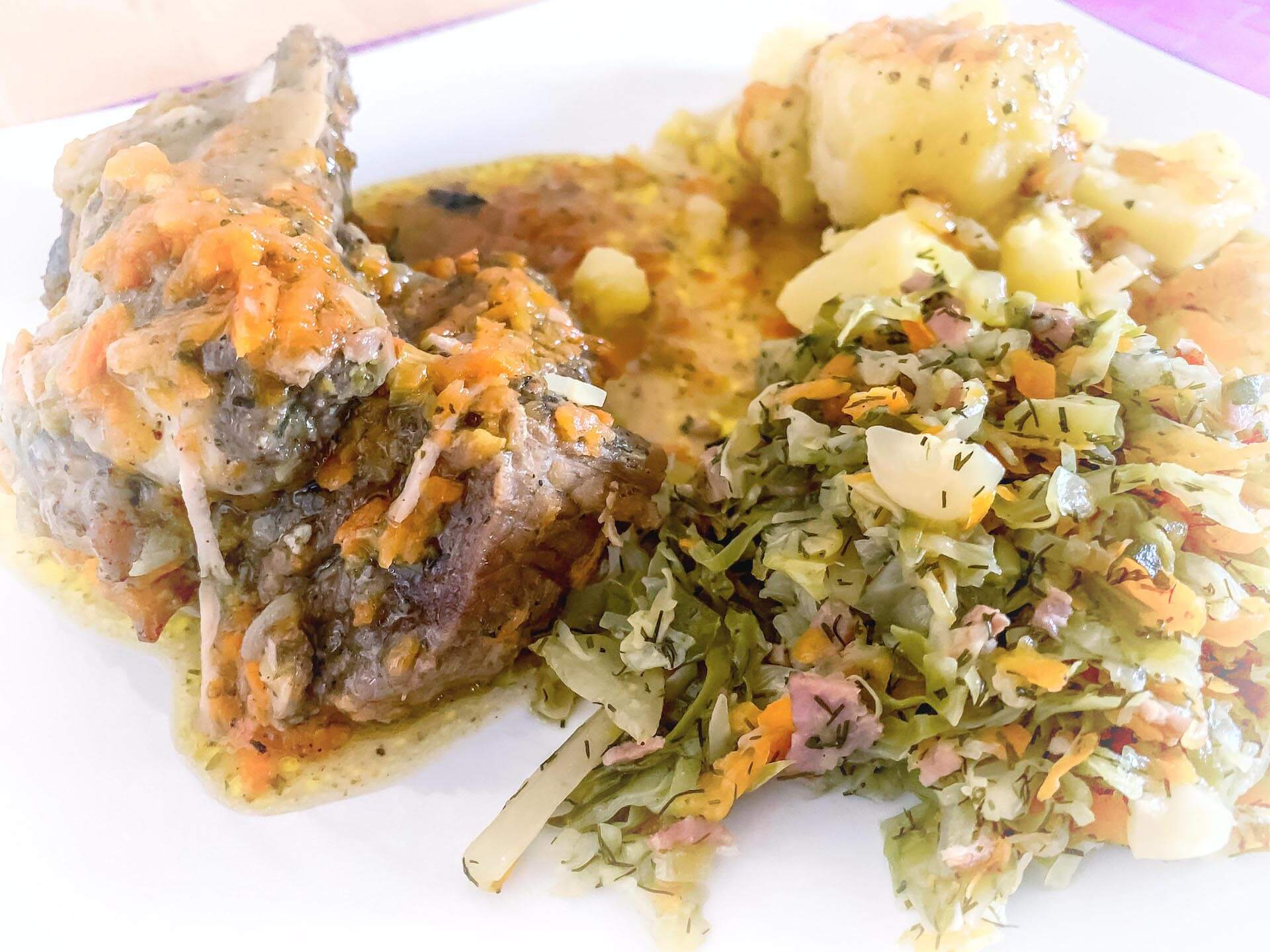 Klasyczne żeberka z młodą kapustą