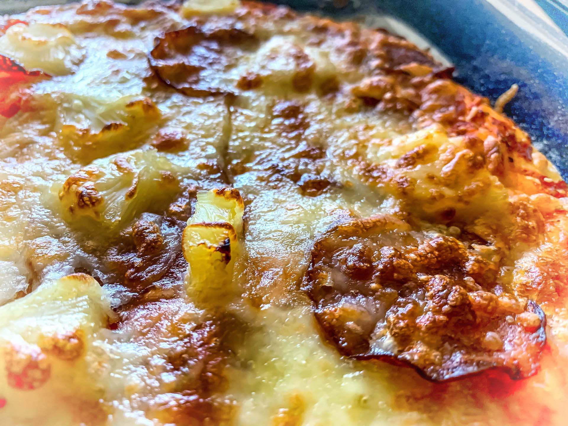 Domowa pizza z salami i ananasem