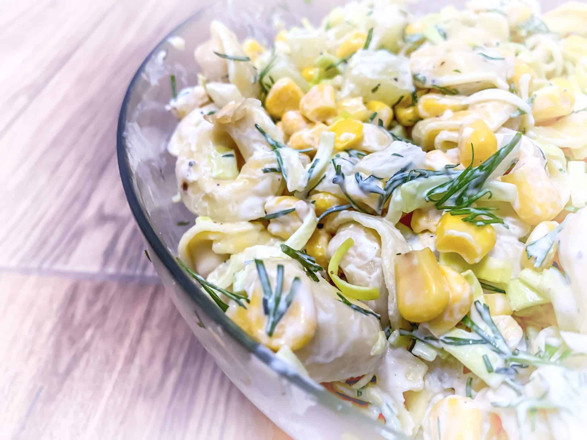 Sałatka z tortellini i ananasem