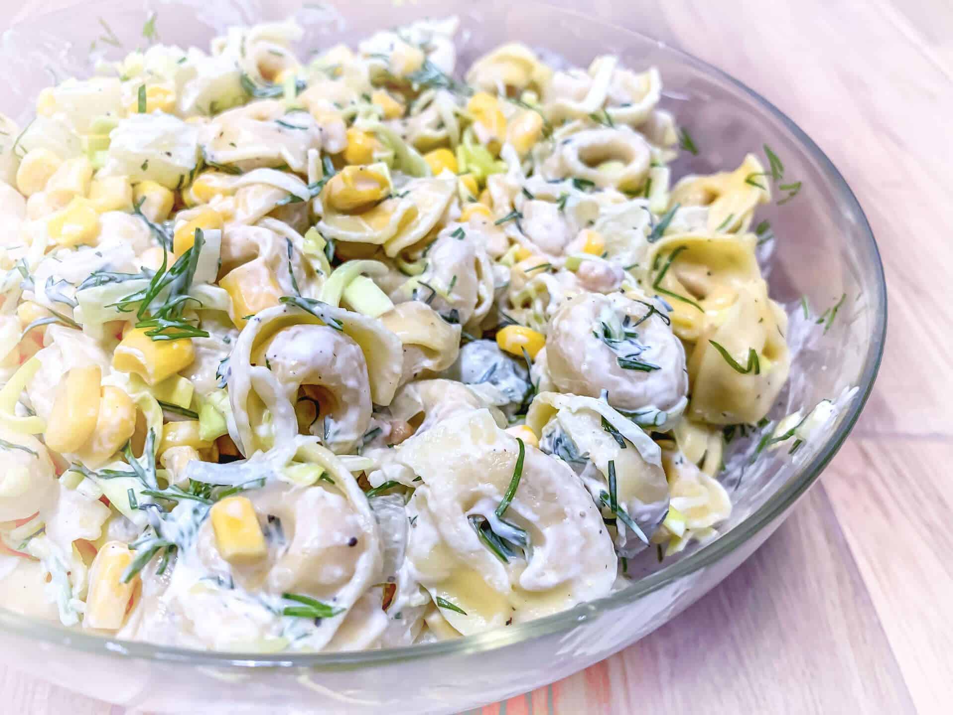 Sałatka z tortellini i ananasem