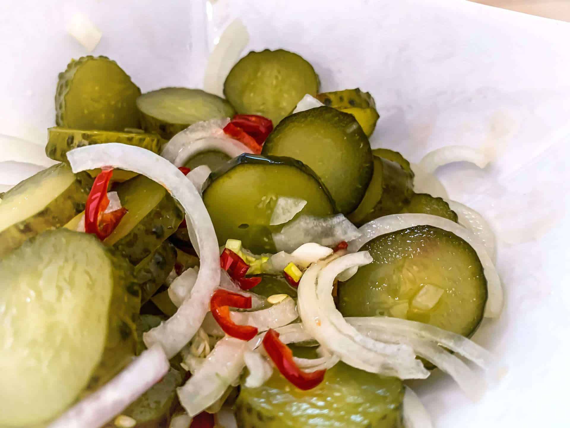 Błyskawiczna sałatka z ogórków na ostro