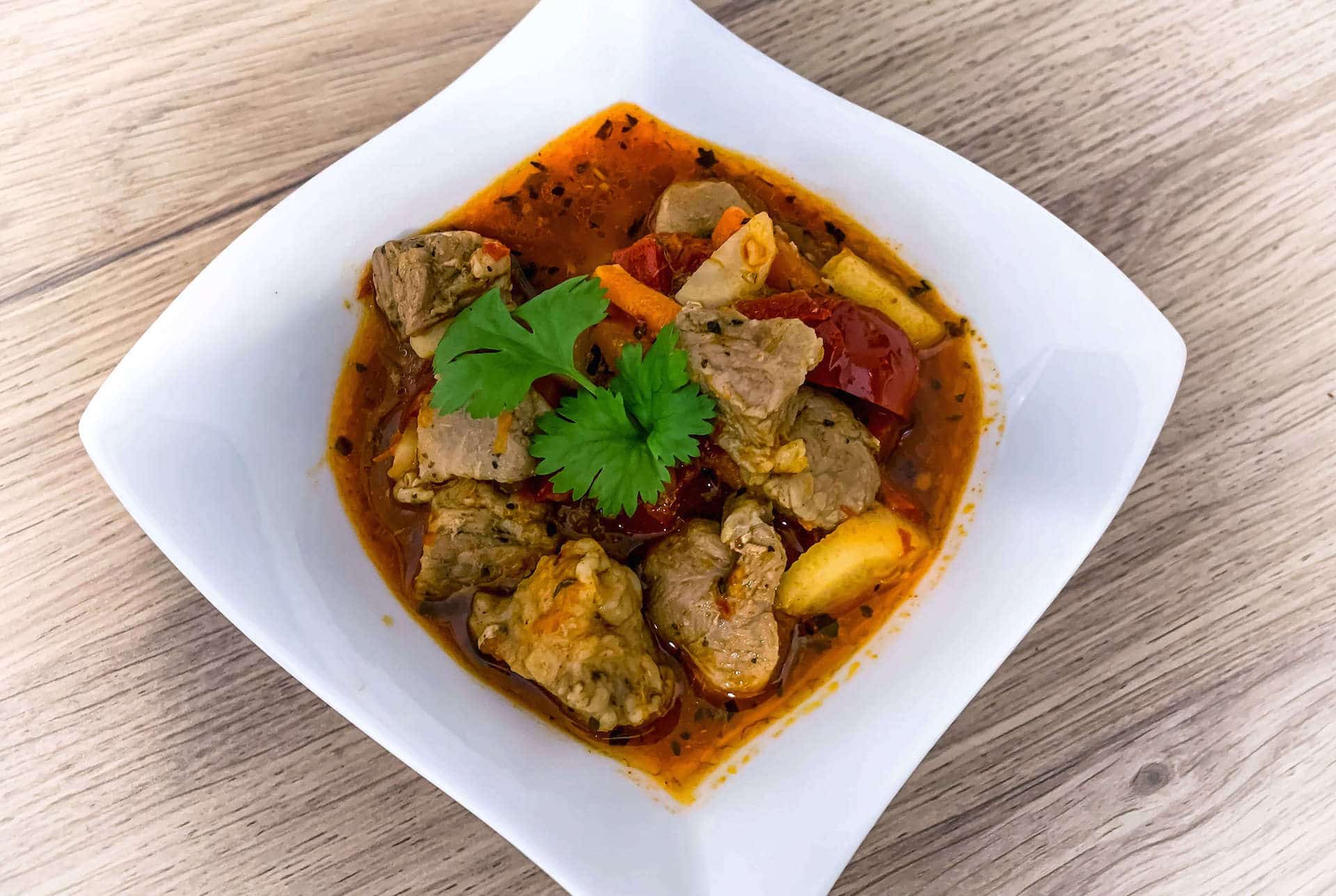 Aromatyczny gulasz z łopatki - przepis