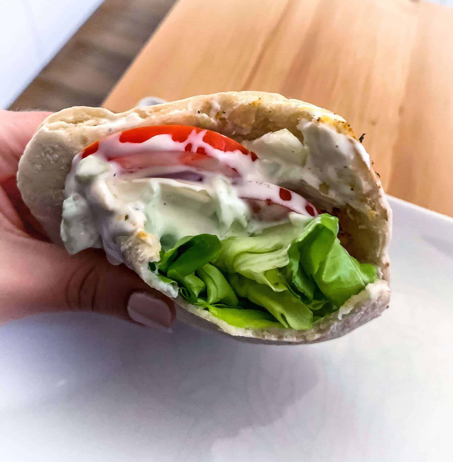 Pita grecka z kurczakiem i tzatzikami 1 Pita grecka z kurczakiem i tzatzikami