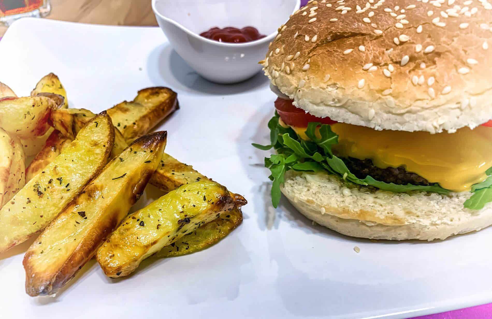 Burger z rukolą i zdrowe frytki