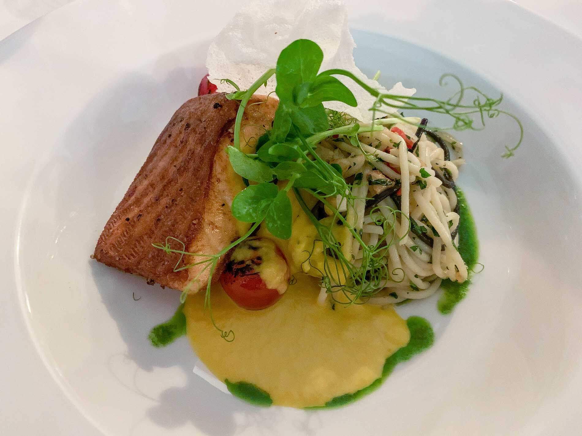 Łosoś pieczony w winie chardonnay