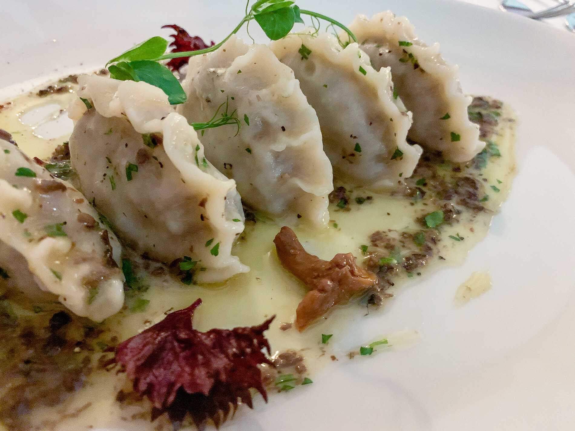 Pierożki z cielęciną w truflowej emulsji