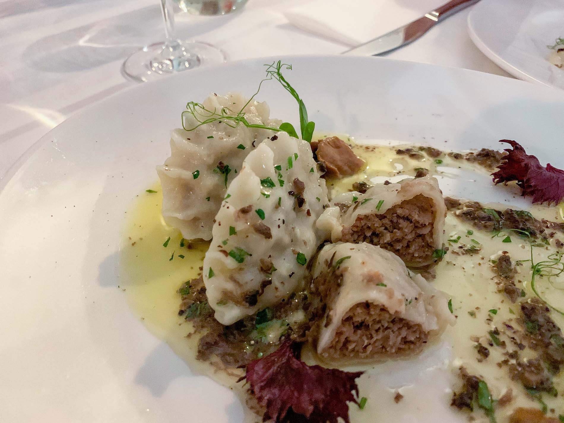 Pierożki z cielęciną w truflowej emulsji