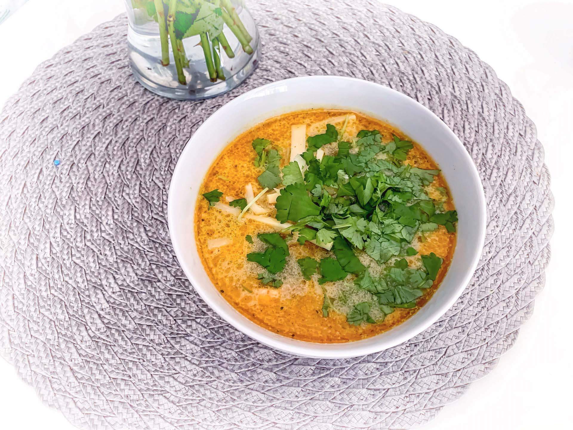 Tajska zupa curry z kurczakiem