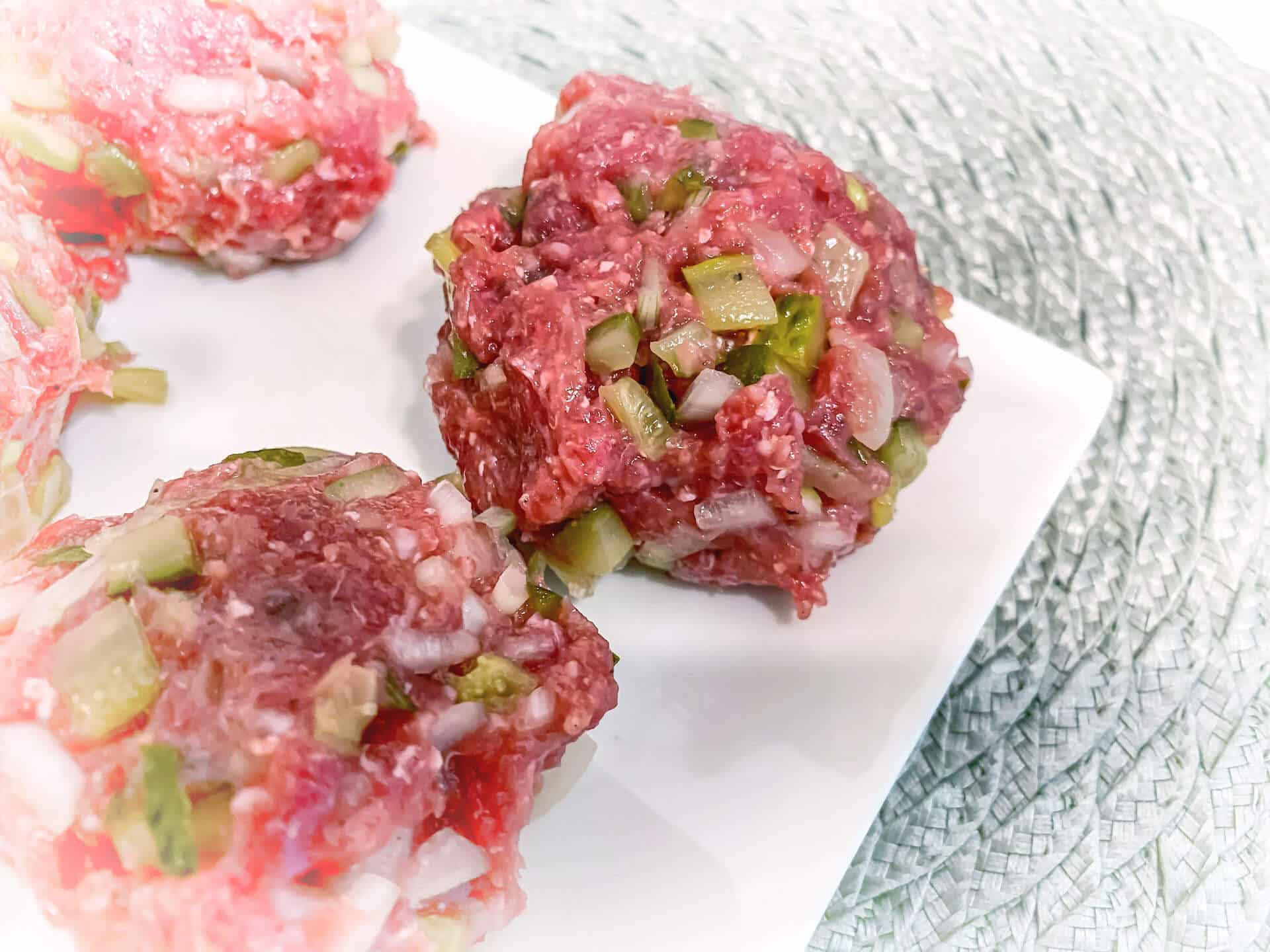 Domowy tatar z cebulką i ogórkiem 1 Domowy tatar z cebulką i ogórkiem