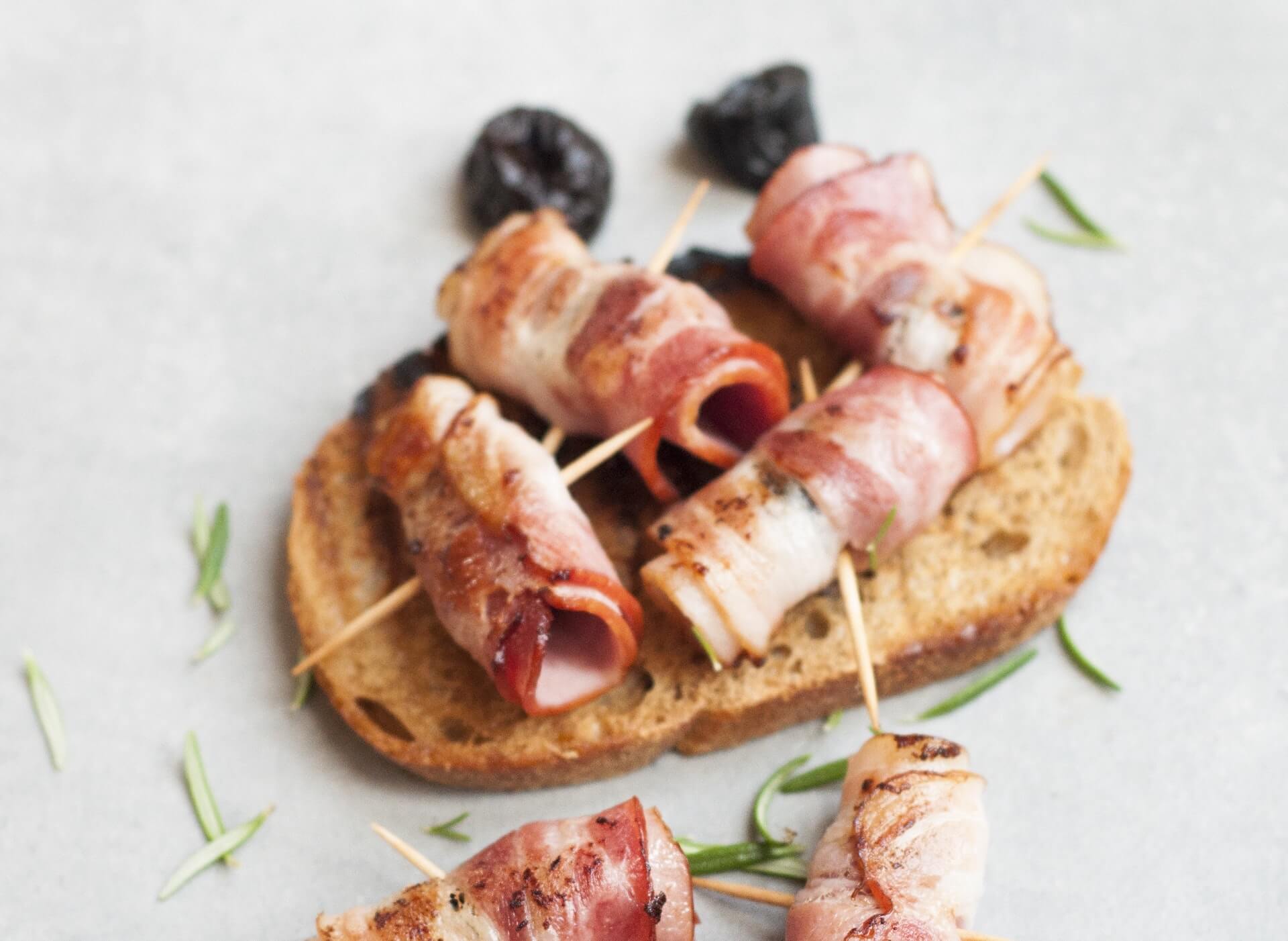 Przystawki na imprezę domową - 10 ciekawych pomysłów 8 Suszone śliwki w boczku