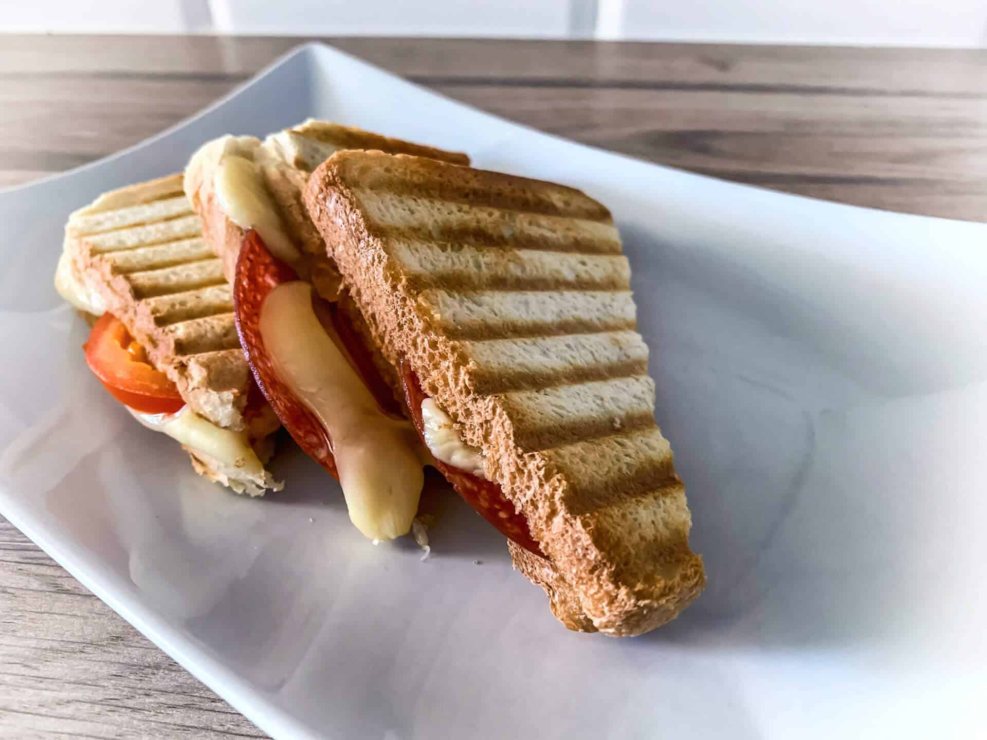 Tosty z salami, serem i pomidorem